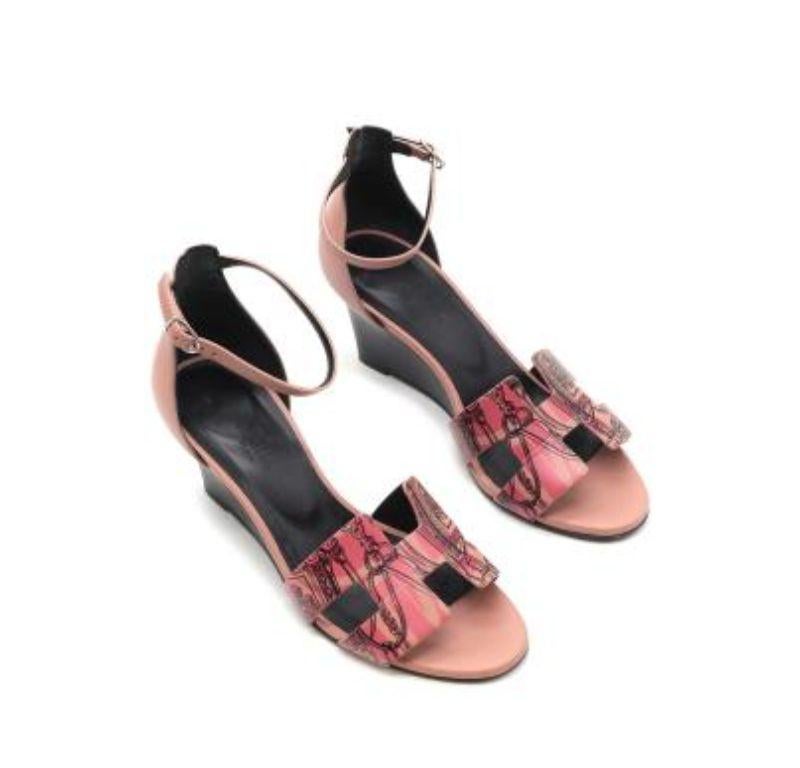 Sandales à semelle compensée en cuir rose imprimé Hermes Legend Bon état - En vente à London, GB
