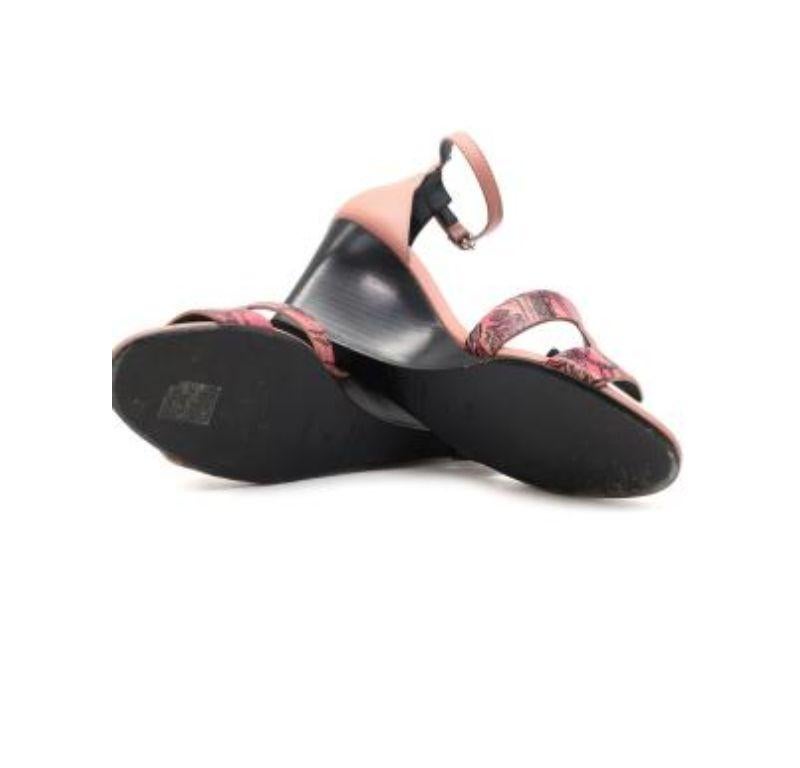 Sandales à semelle compensée en cuir rose imprimé Hermes Legend en vente 3