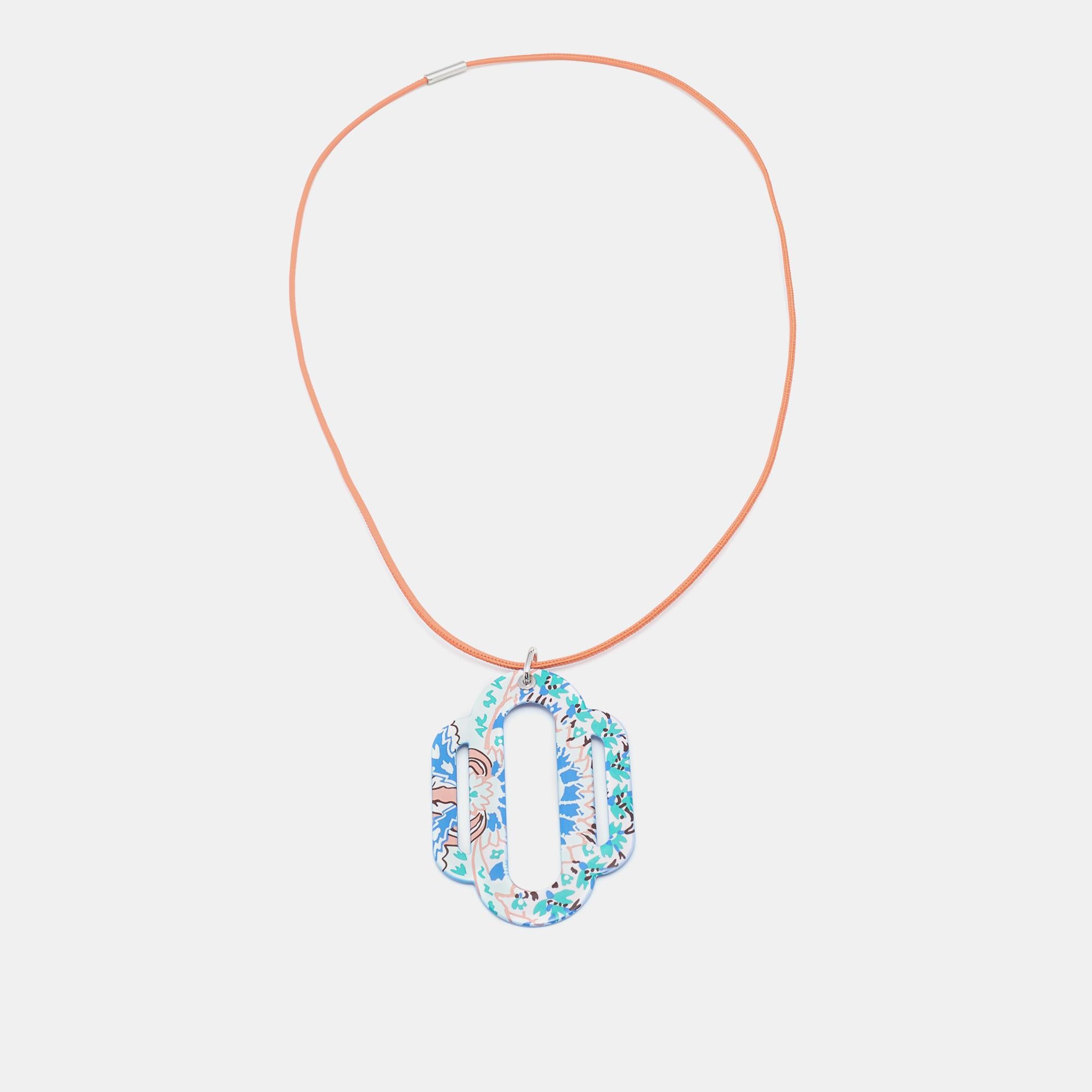 Le pendentif Attelage de ce collier Hermès est réalisé en émail et imprimé de couleurs vives. Le pendentif est suspendu à un collier en cordon de cuir et est idéal pour vos tenues décontractées de l'été.

Comprend : Livret d'information, boîte