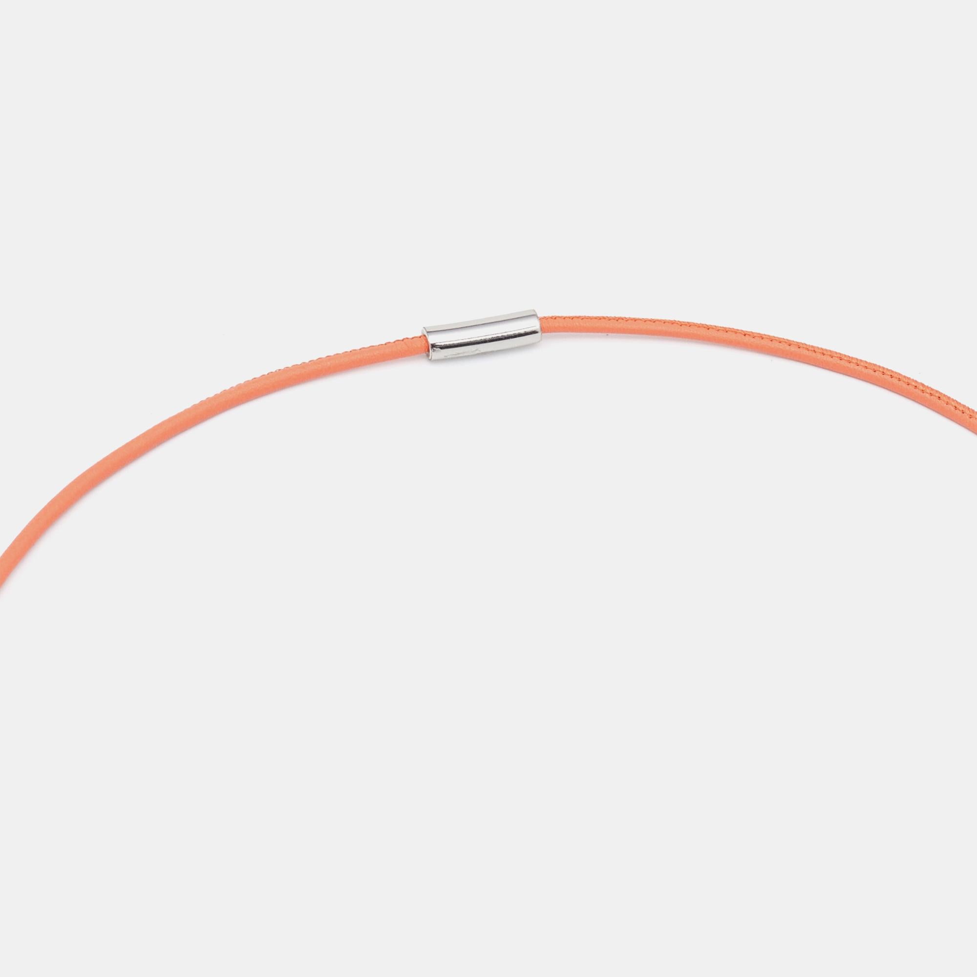 Hermès L'email Imprime Collier pendentif Attelage en émail imprimé Excellent état à Dubai, Al Qouz 2