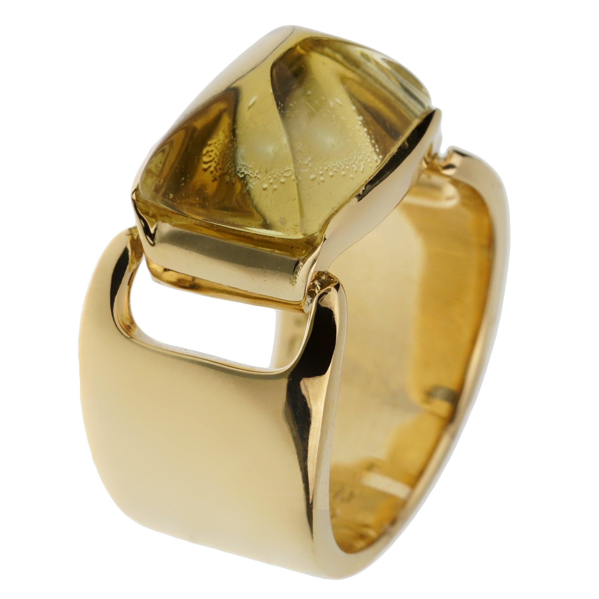 La bague cocktail vintage Lemon Quartz d'Hermès est une création audacieuse et élégante en or jaune 18 carats. Sa bande lisse et polie met en valeur un quartz citron remarquable, célèbre pour sa teinte éclatante et sa clarté. Portant le poinçon