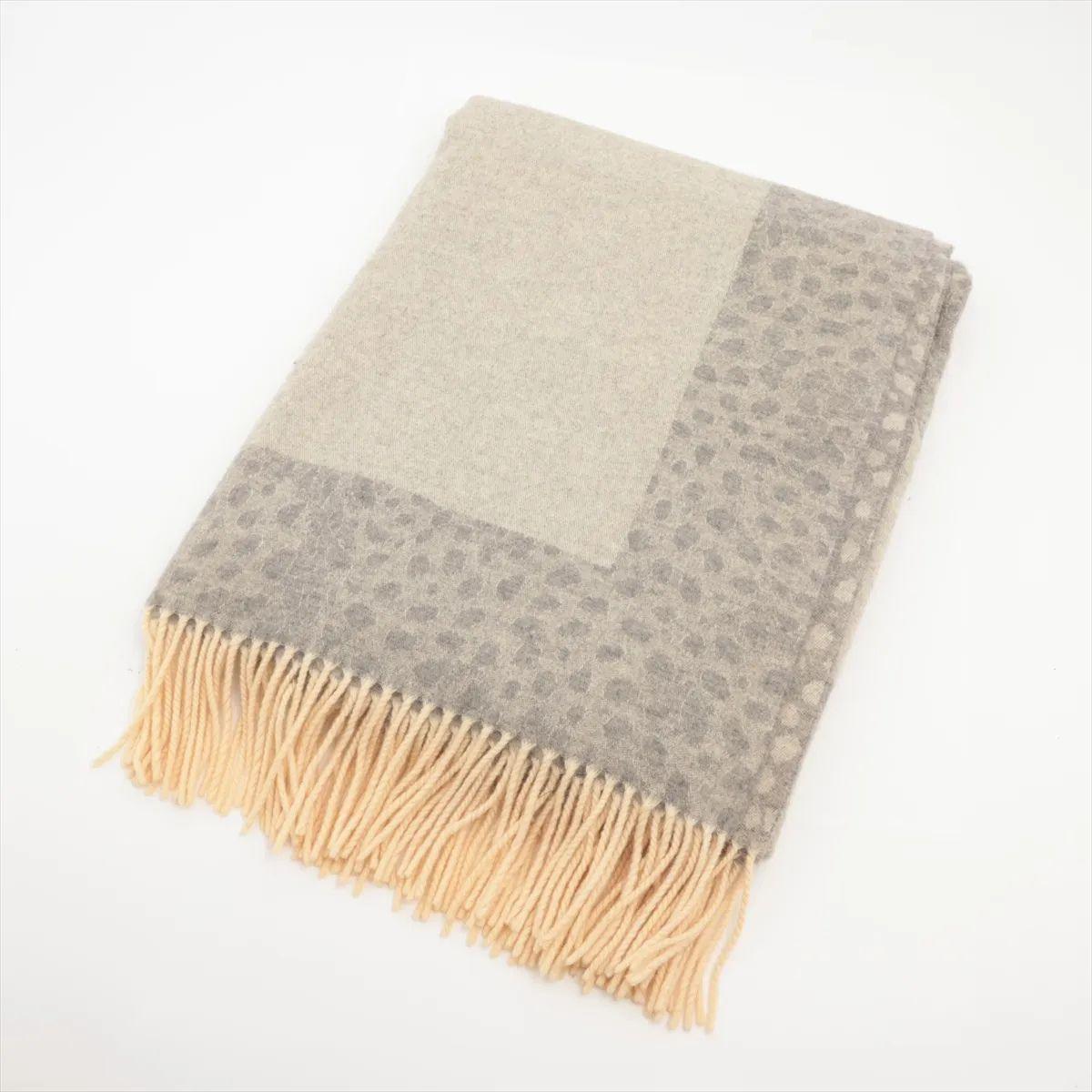 Der Leopardenfransenschal von Hermès in Grau und Beige ist ein raffiniertes Accessoire, das klassische Eleganz mit einem kühnen, modernen Touch verbindet. Er ist aus luxuriösem Stoff mit einem raffinierten Leopardenmotiv in neutralen Tönen gefertigt