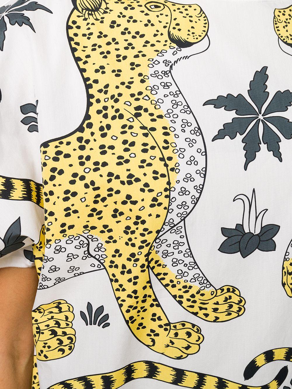 Crafted in Italy from an intricate blend of cotton and silk, this short-sleeved top by Hermès features a boat-neck collar design, a boxy fit, and a distinctive graphic print decorating the front. A very vibrant yet classic piece for your spring