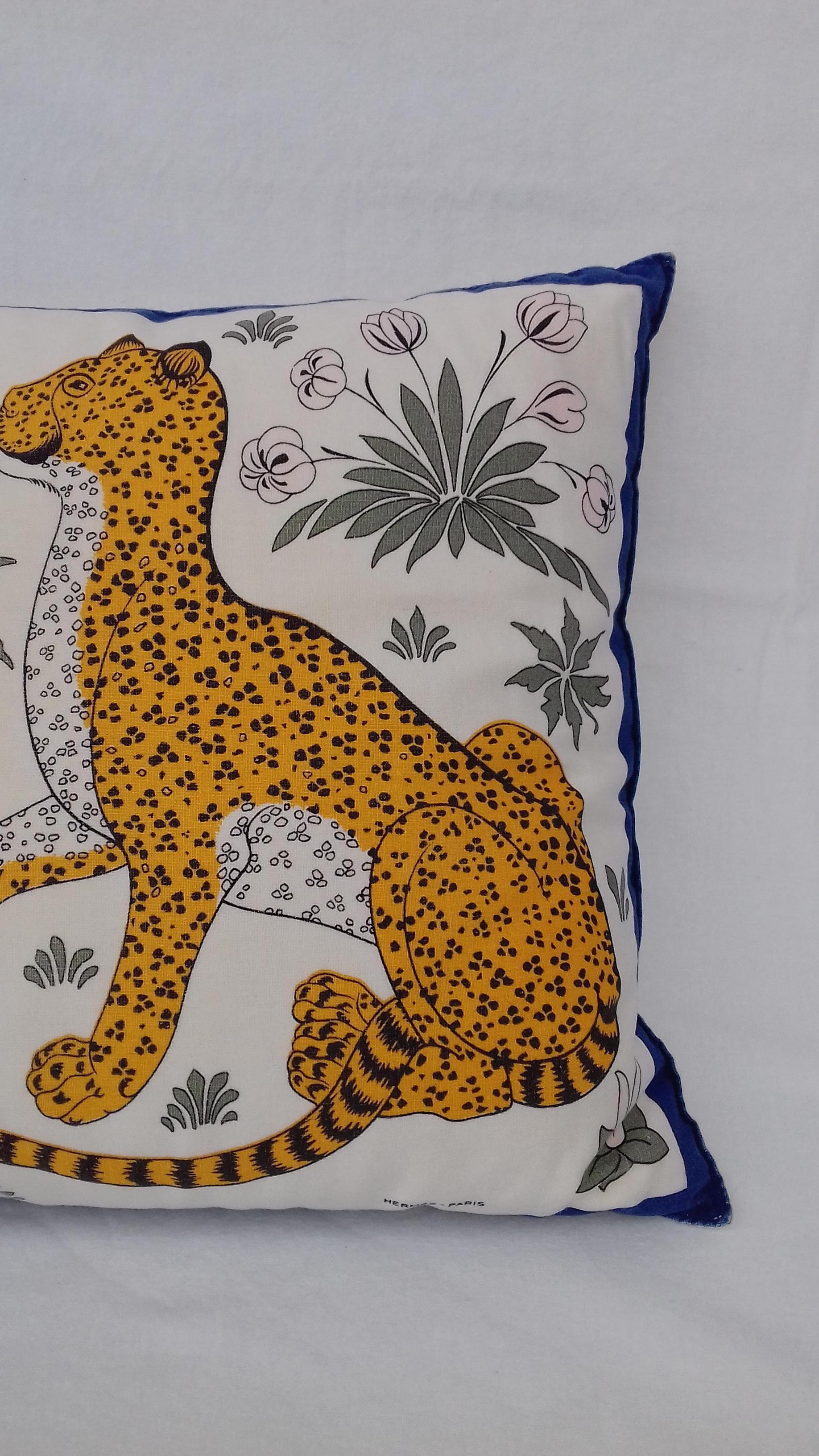 Beautiful Authentic Hermès Pillow

Pattern: Leopards

Made in France

The set includes the cushion and pillow protector leopard printed

Colorways: White, Yelow, Blue, Khaki

Made of Cotton

The pillowcase can be removed to be washed by a zip on the