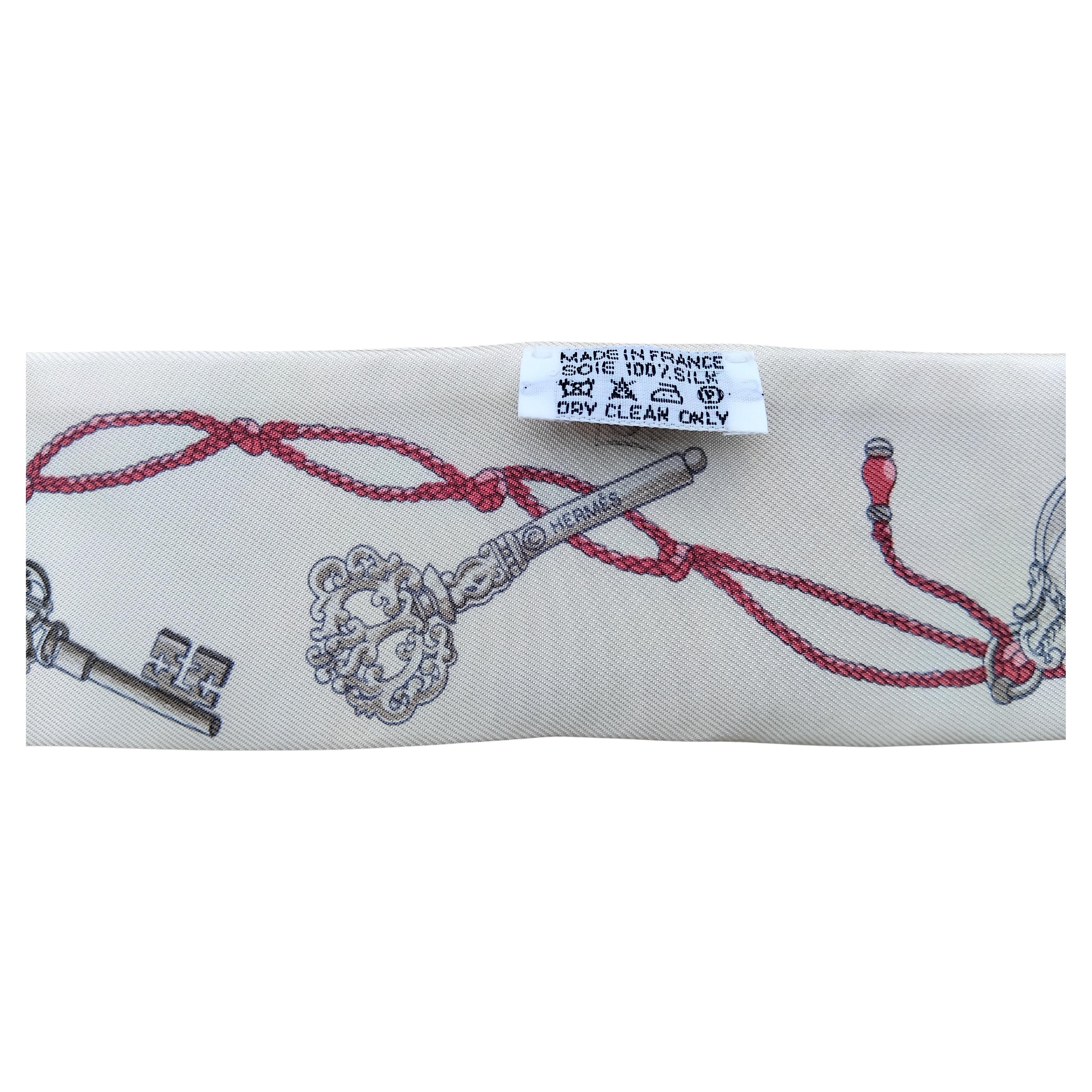Écharpe en soie Les Cles Keys d'Hermès Twilly en vente 2