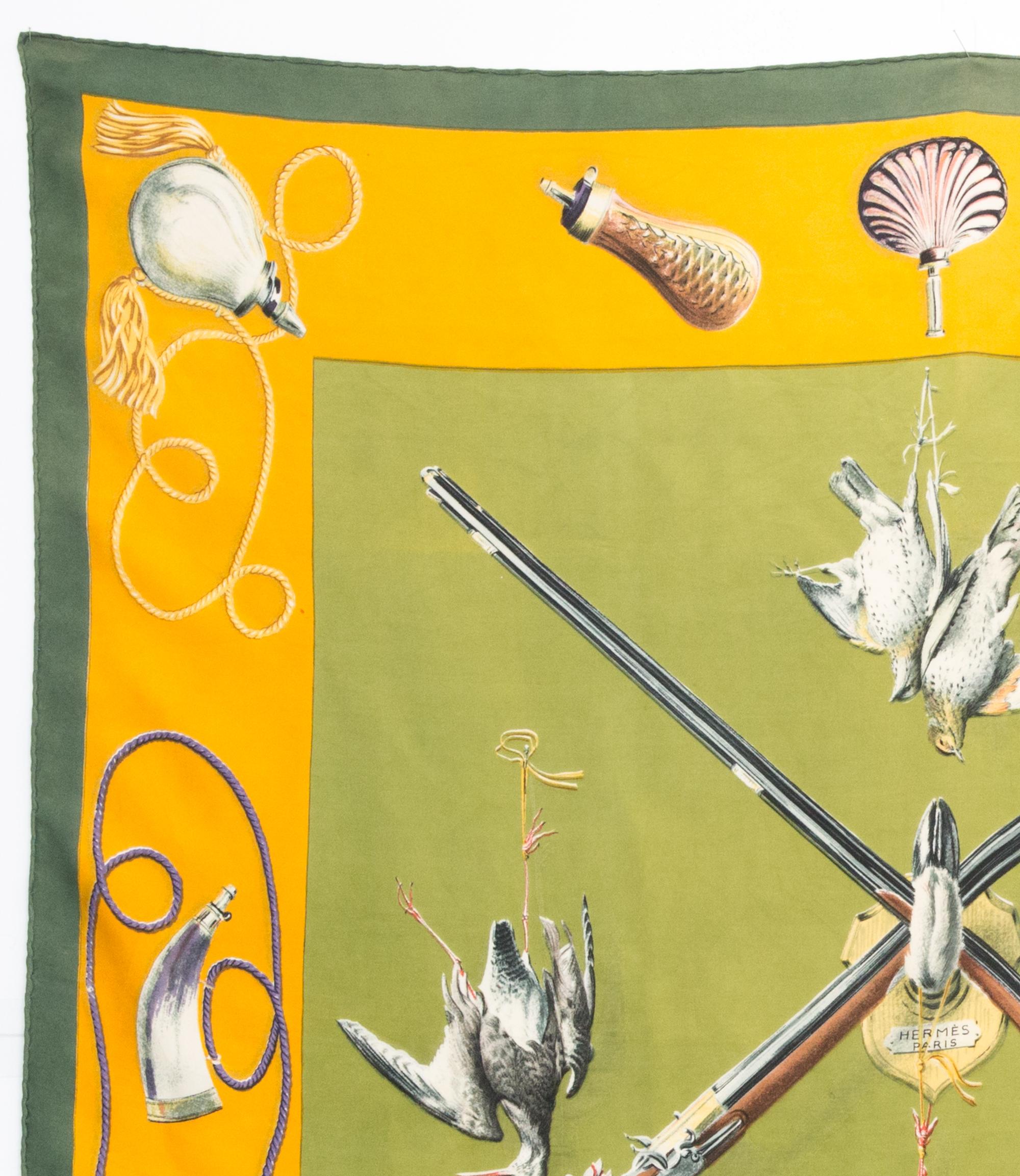 Pañuelo de seda Hermes Les Fusils by H. de Linares Amarillo en venta