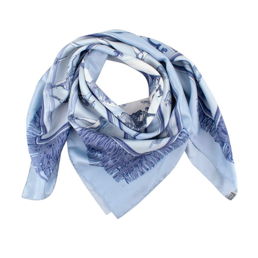 Hermes Blue Silk Square Scarf mit einer Eisszene

-Luxuriöse:: weiche Seidenstruktur 
-Hübsche:: sanfte Blautöne 
-Titel 