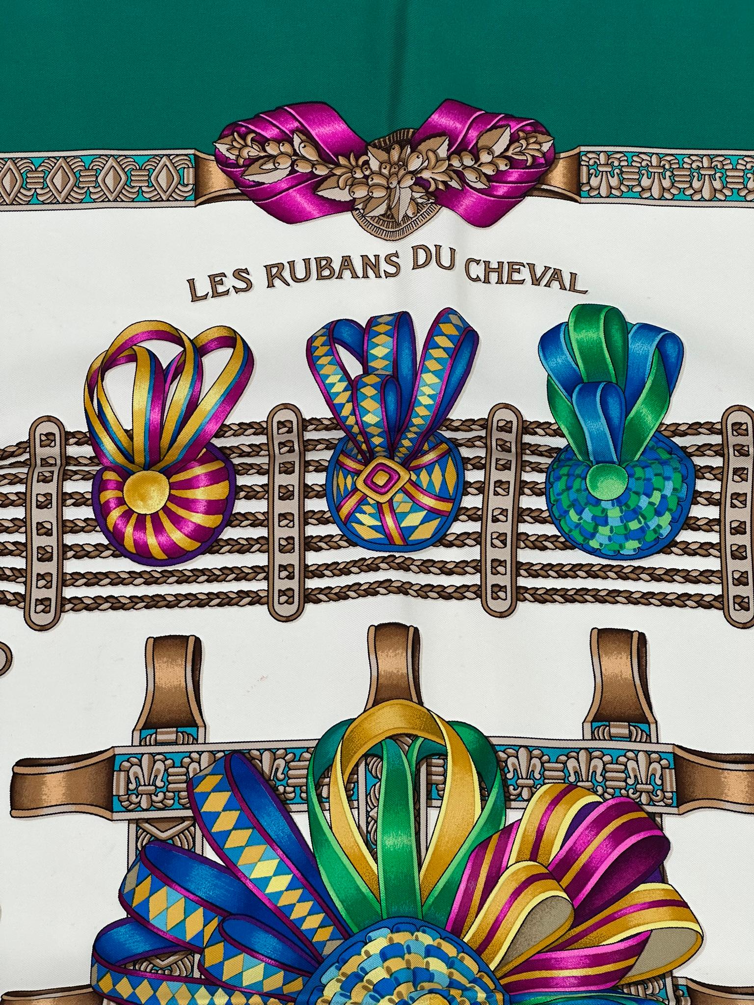 Hermes Les rubans Du Cheval, foulard in twill di seta, disegnato da Joachim Metz 90 cm. Splendido bordo verde brillante, con nastri brillanti come caramelle e un centro di crema chiaro. Orli arrotolati a mano e serigrafati a mano. La sciarpa sembra