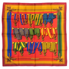 Foulard en soie de 90 cm Hermès "Les Sangles" par Joachim Metz circa 1985. 