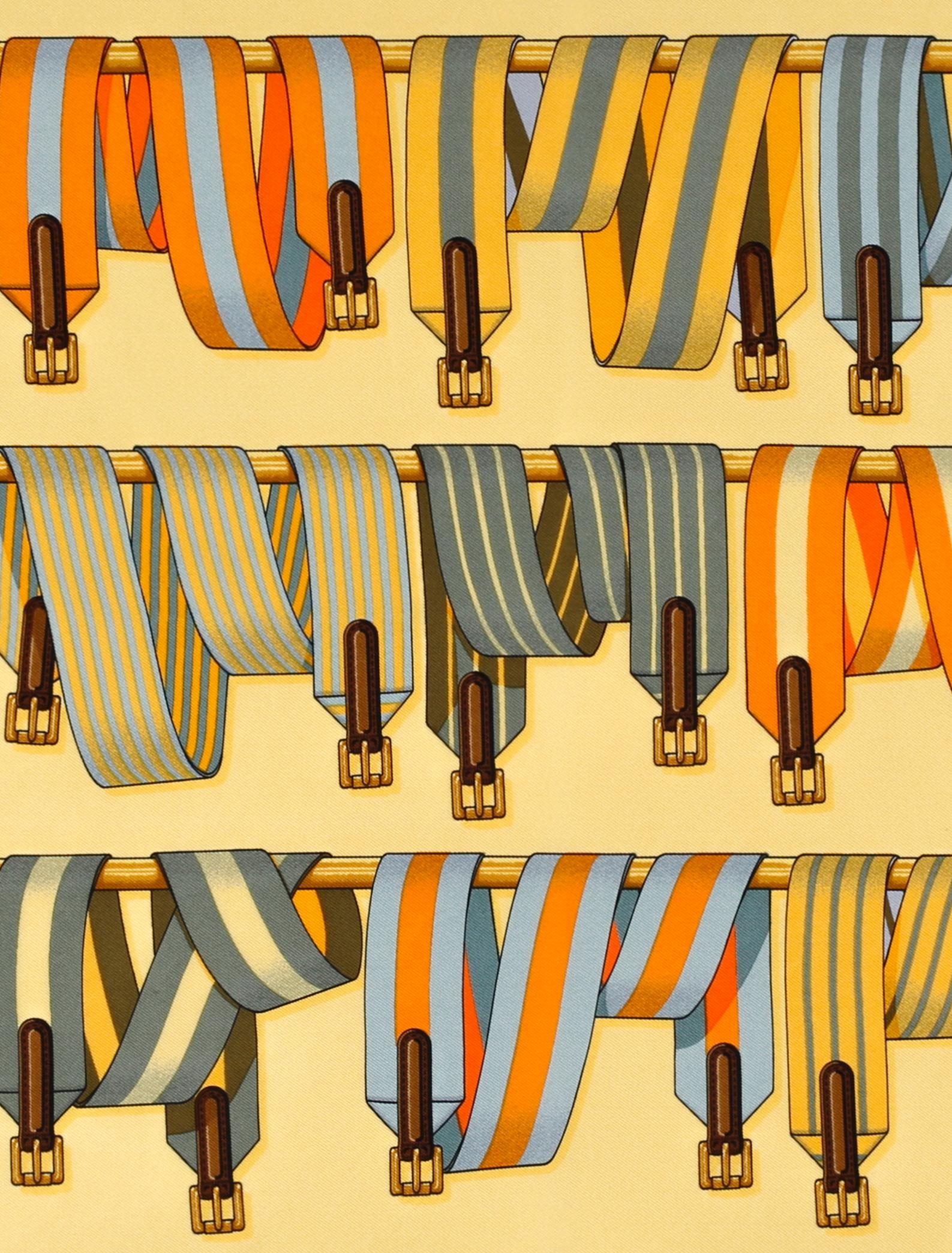 Hermès - Écharpe carrée en soie jaune imprimée de bretelles multicolores « Les Sangles » Bon état - En vente à Chicago, IL