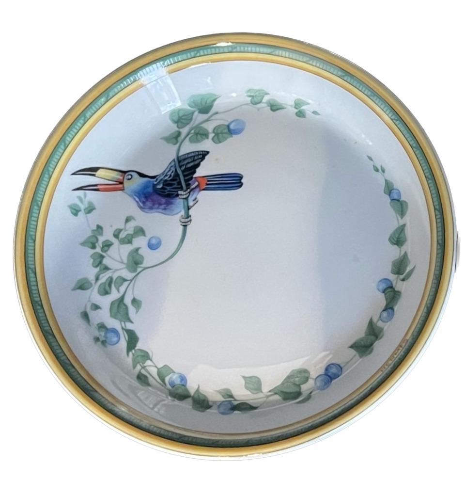 Bolsillo circular de porcelana blanca con decoración policroma.

Diámetro 13 cm Altura 2 cm 