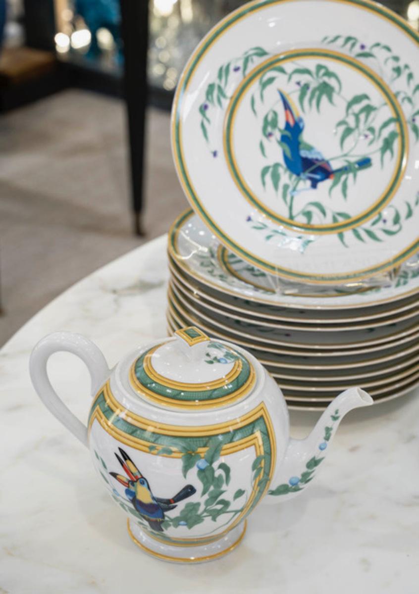 HERMES ‘Toucans’.
Porcelain with polychrome decoration.
Composed of :
- 6 Dinner plates 25,5 cm
- 6 American plates 27,5 cm.
- 6 Dessert plates 22 cm
- 6 Cheese plates 19 cm 
- teapot

Hermès-Paris, France. 20th century.
Possibility by 6 or 12

More