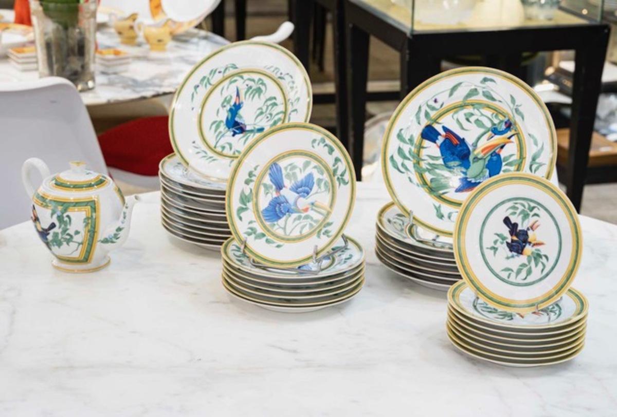Porcelain Hermès : ‘Les Toucans’ Service Party For Sale