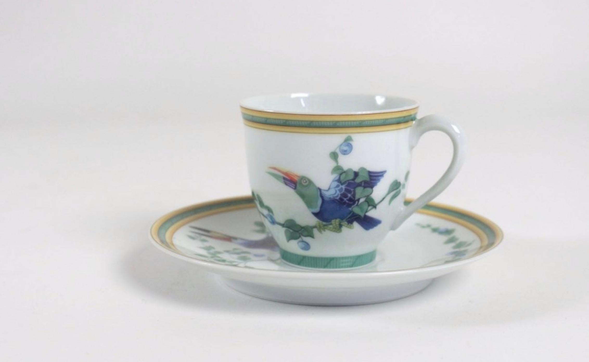  HERMES 1986: “LES TOUCANS  

Six coffee cups  

Limoges polychrome porcelain,


Plate diameter: 13 cm

Height : 7 cm 

Price €1120

200 euros each .