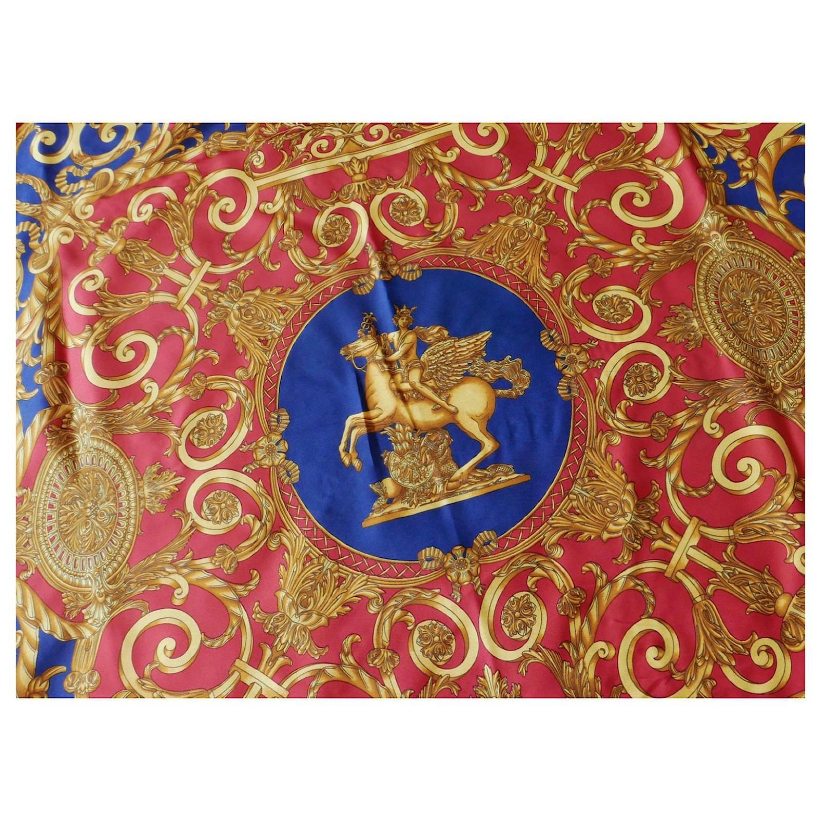 Magnifique écharpe vintage Hermès Les Tuileries en soie bleu/rouge/doré avec des bordures roulées à la main. Mesure environ 32