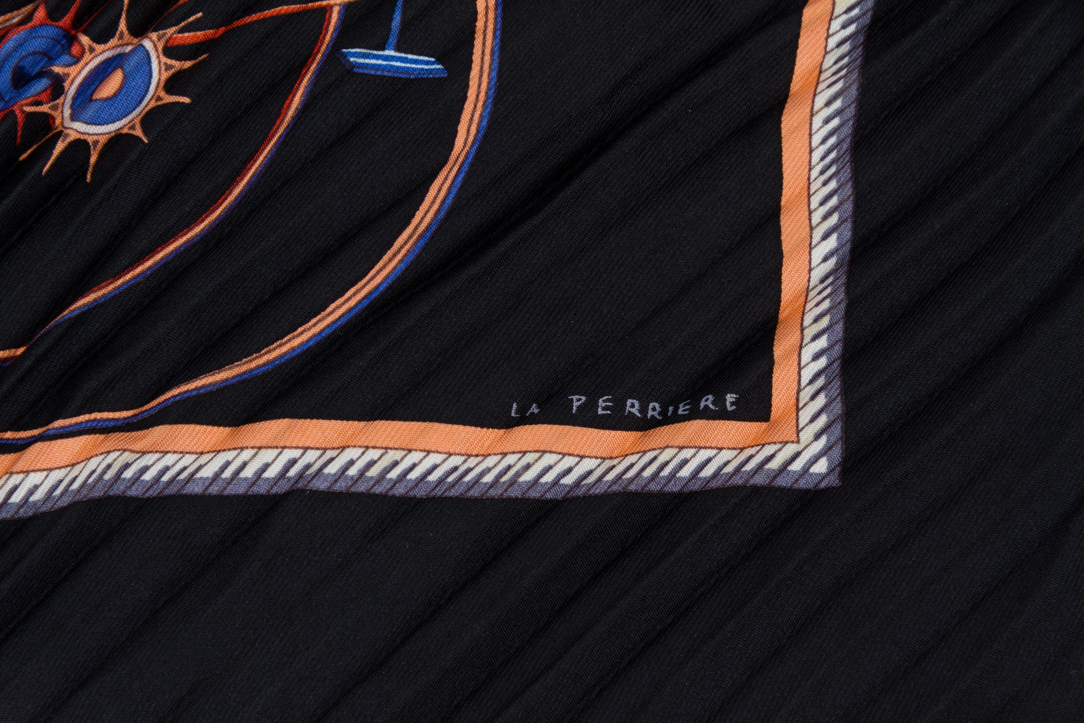 Noir Écharpe en soie noire plissée « Les Voitures à transformation » d'Hermès en vente