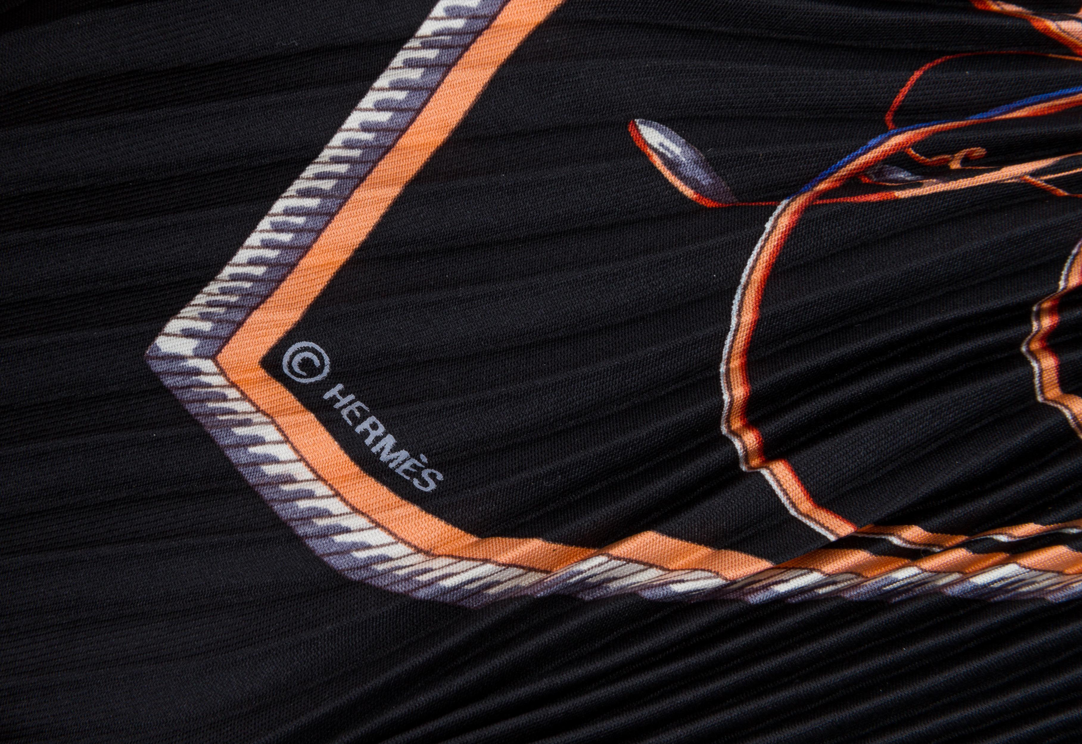 Écharpe en soie noire plissée « Les Voitures à transformation » d'Hermès Excellent état - En vente à West Hollywood, CA