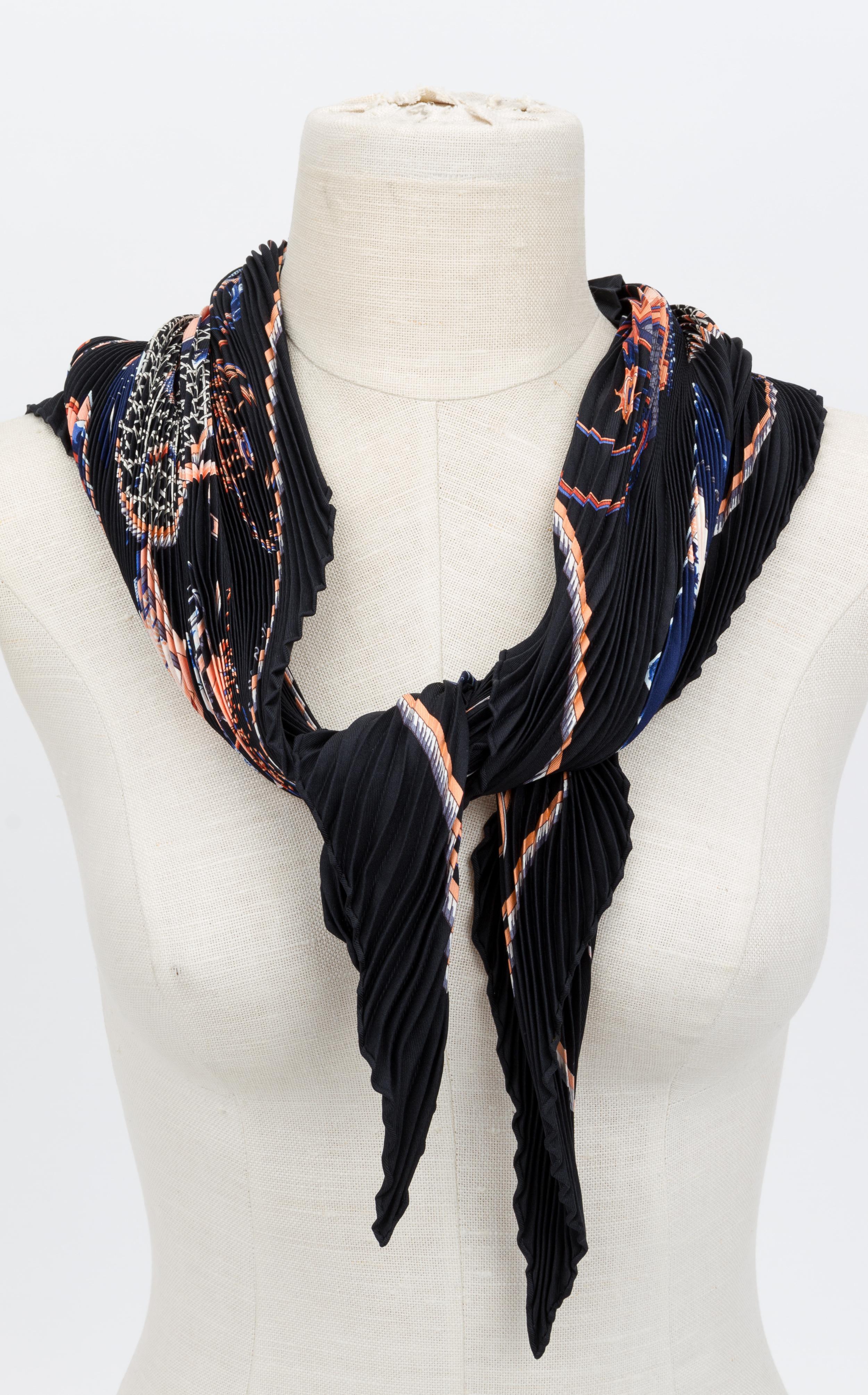 Écharpe en soie noire plissée « Les Voitures à transformation » d'Hermès en vente 1