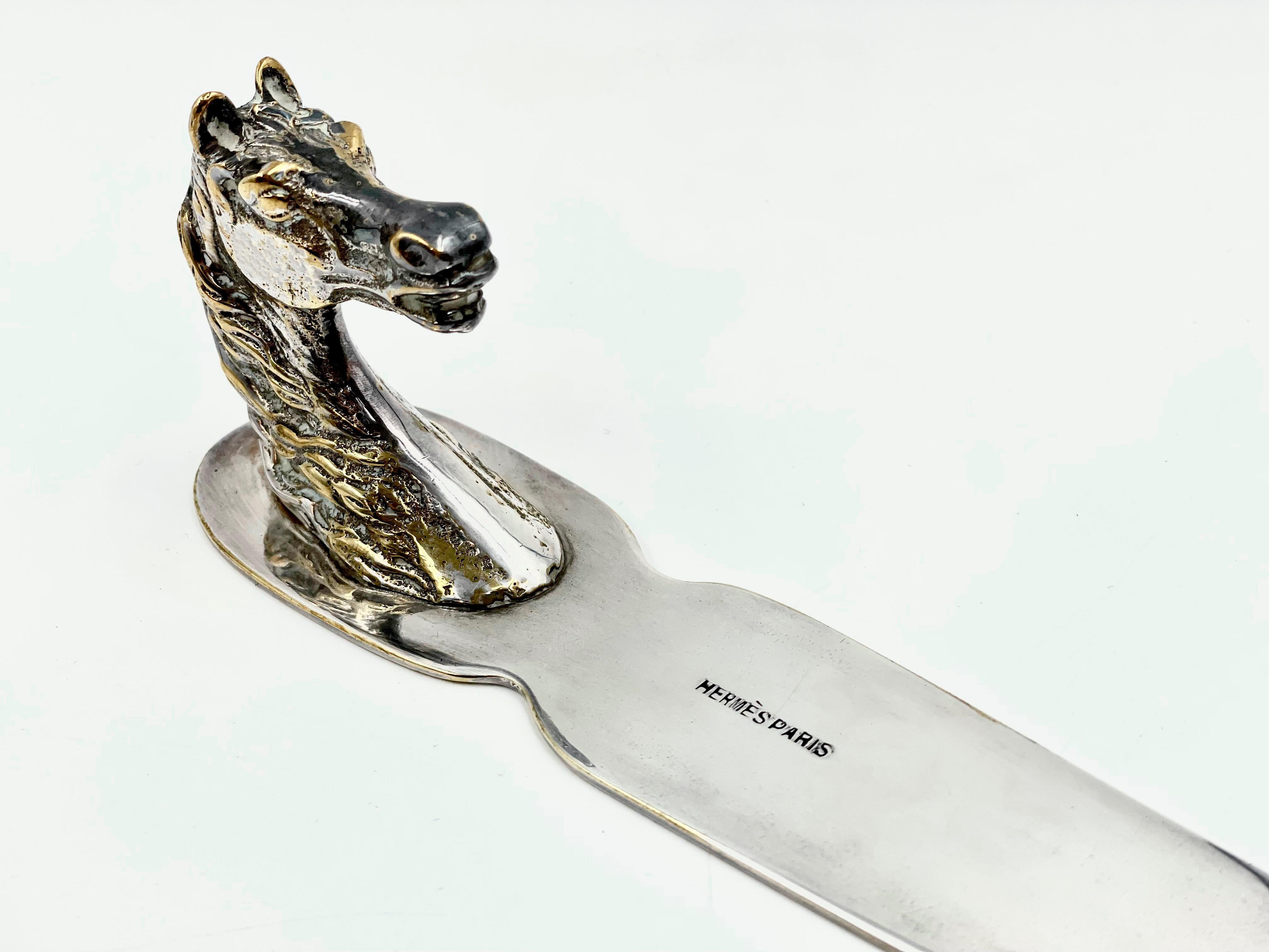 Eleganter Brieföffner von Hermès mit detailliertem Pferdekopf-Griff aus massivem Metall, schöner leichter Patina auf dem Silber und einer Klinge, die sich zur Spitze hin sanft verjüngt. Dieses Stück ist eine beeindruckende und praktische Ergänzung,