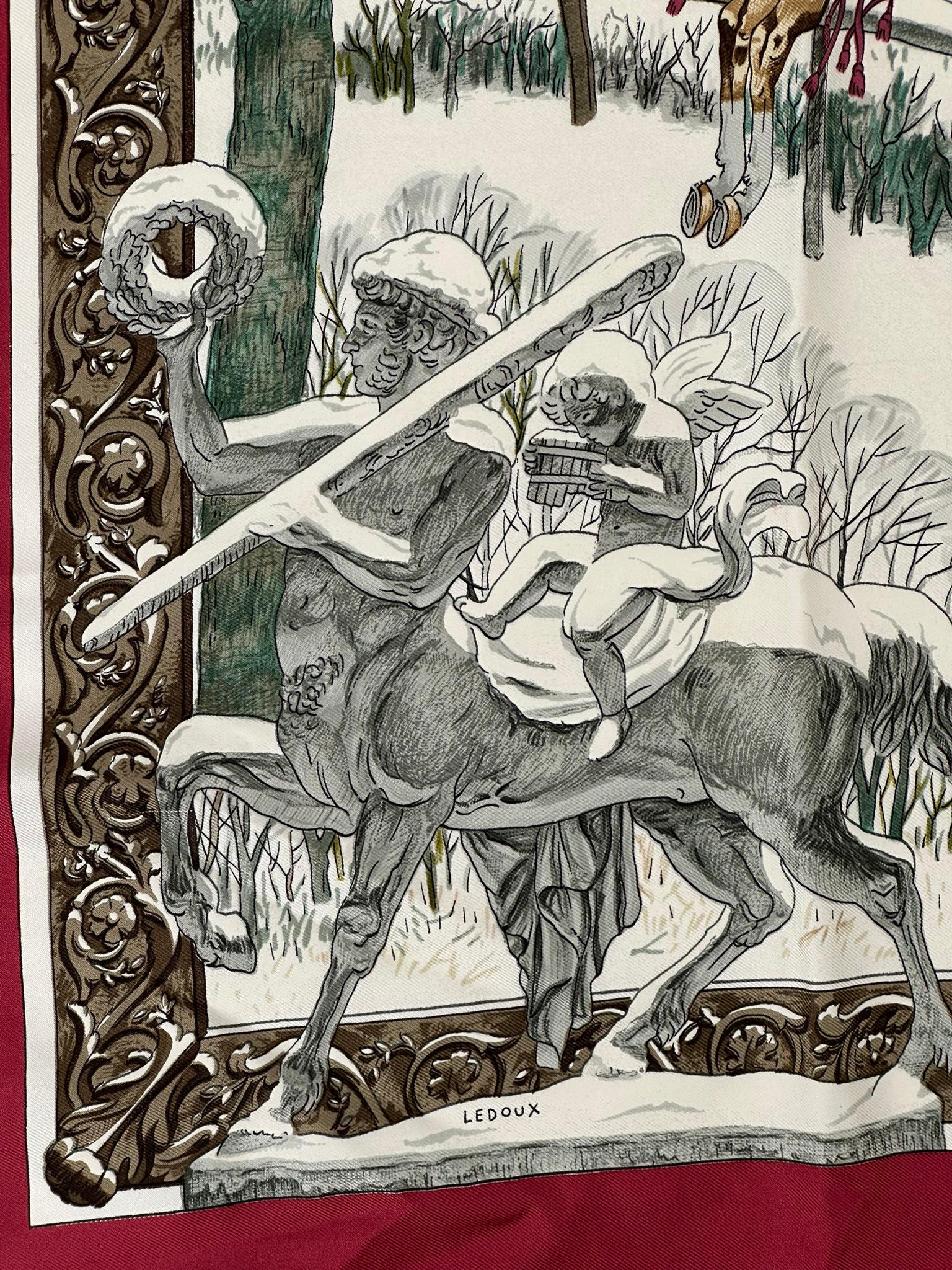 HERMÈS Sciarpa in twill di seta, L'Hiver, design Philipp Ledoux C.C. Romantica scena invernale vintage raffigurata da LeDoux. Su ogni bordo interno ci sono divinità in pietra scolpite in grigio con al centro una scena di cacciatori a cavallo con