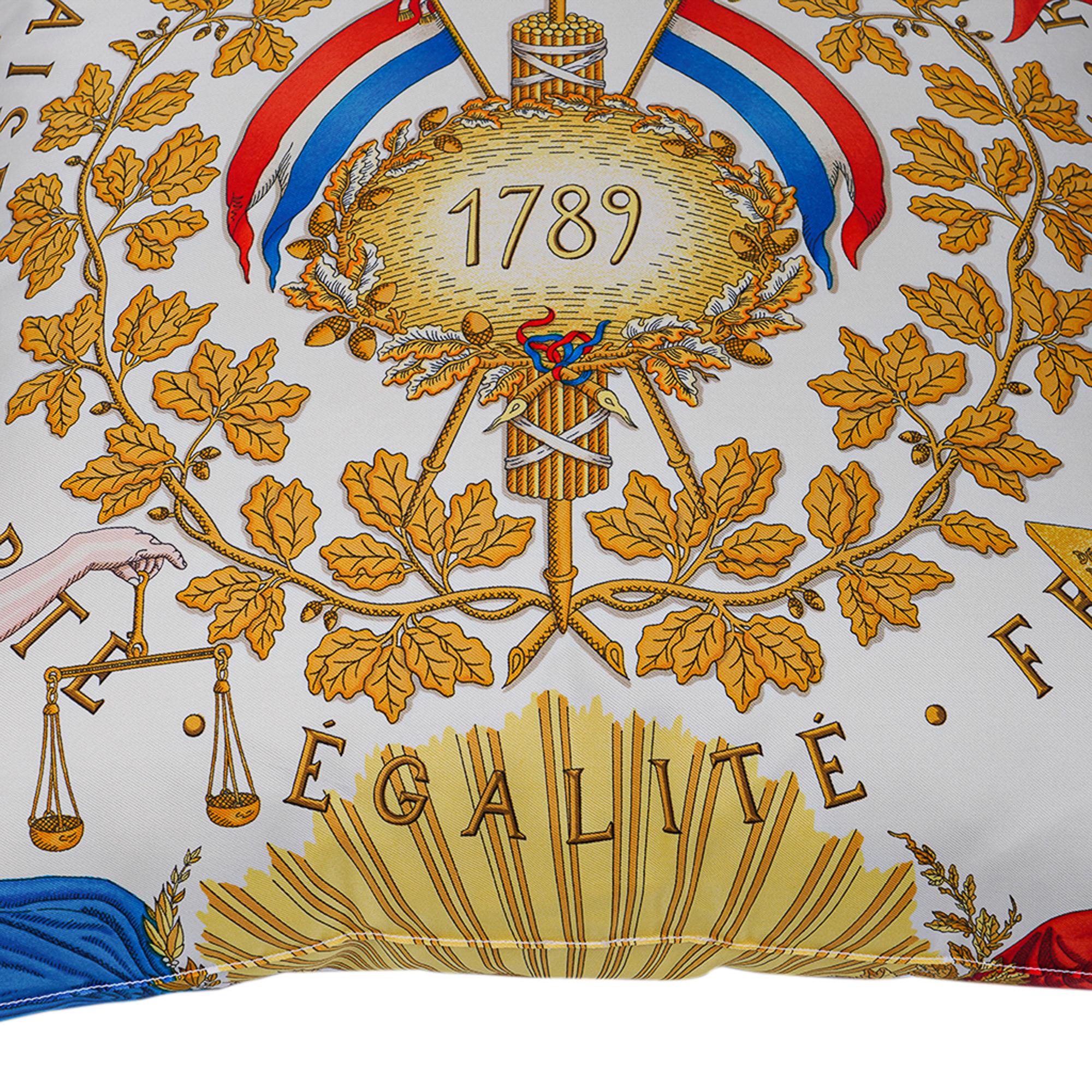 Hermès Liberte Egalite Fraternit 1789 Republique Francaise Vintage Seidenkissen (Beige) im Angebot