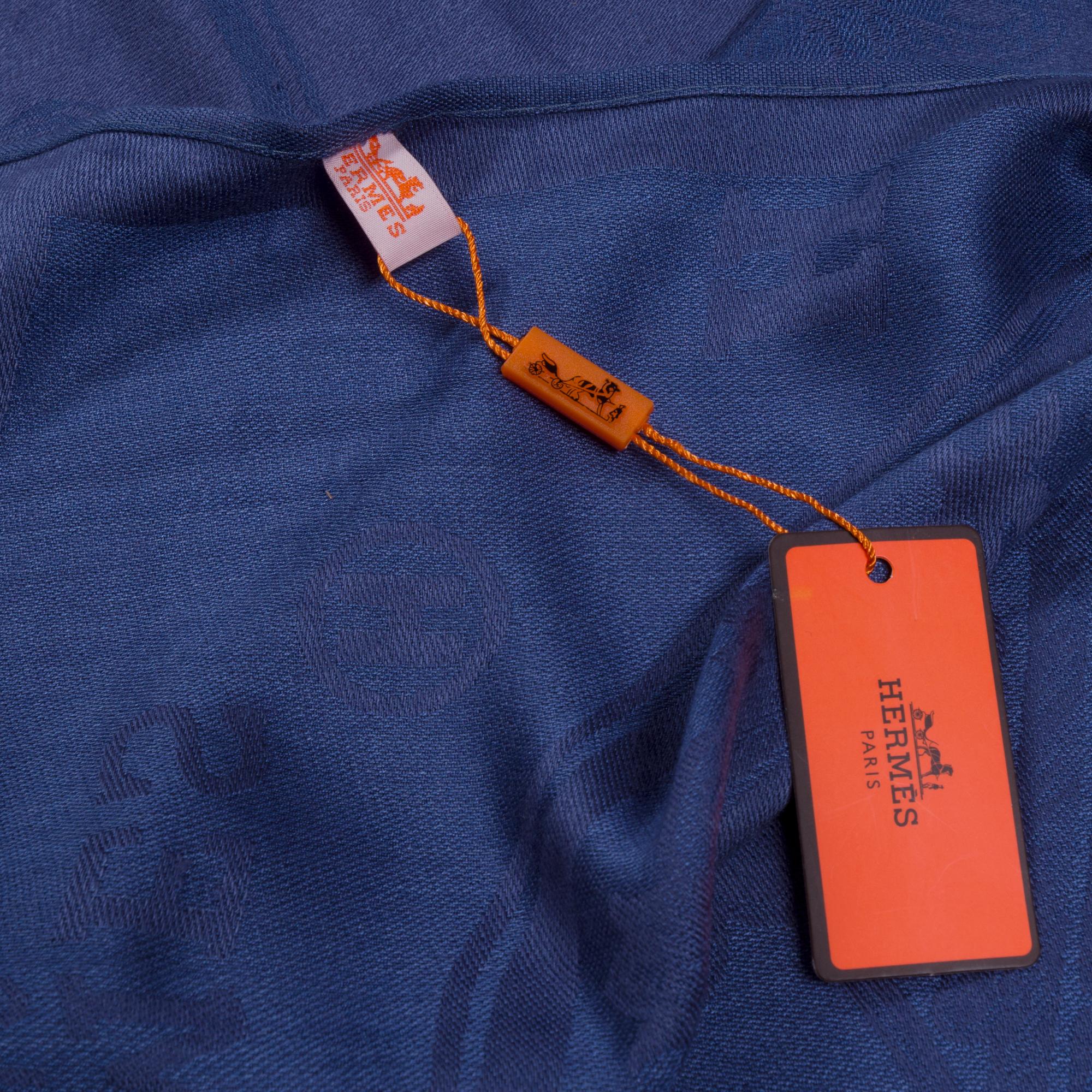 Hermès Libris stole is of Bleu De Chine cashmere and silk In New Condition In Paris, IDF