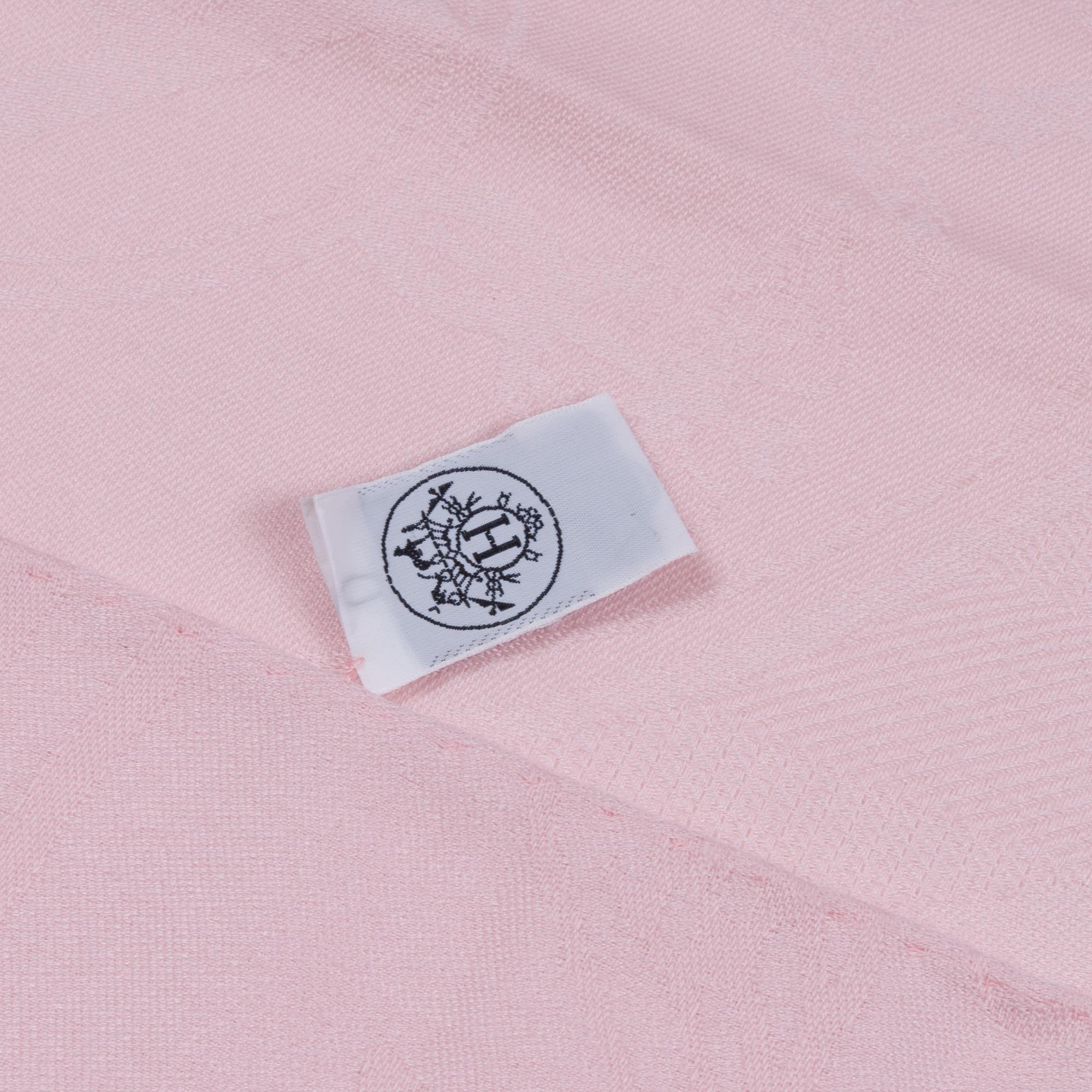 Beige Hermès Libris stole is of Confetti Pink cashmere and silk For Sale