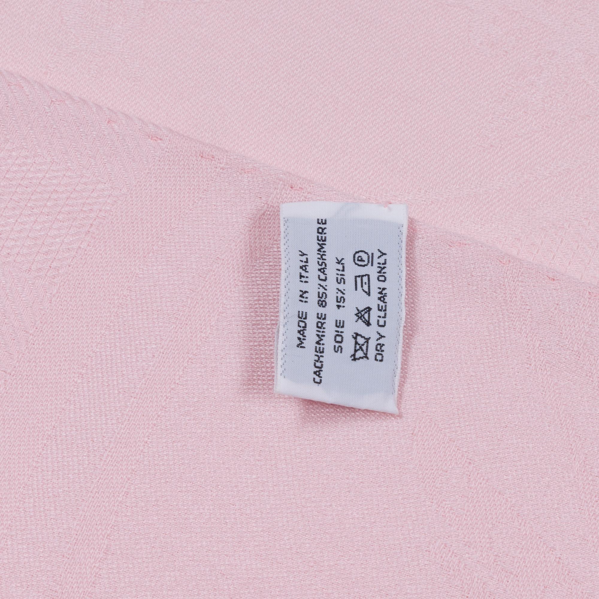 Hermès Libris stole is of Confetti Pink cashmere and silk In New Condition For Sale In Paris, IDF