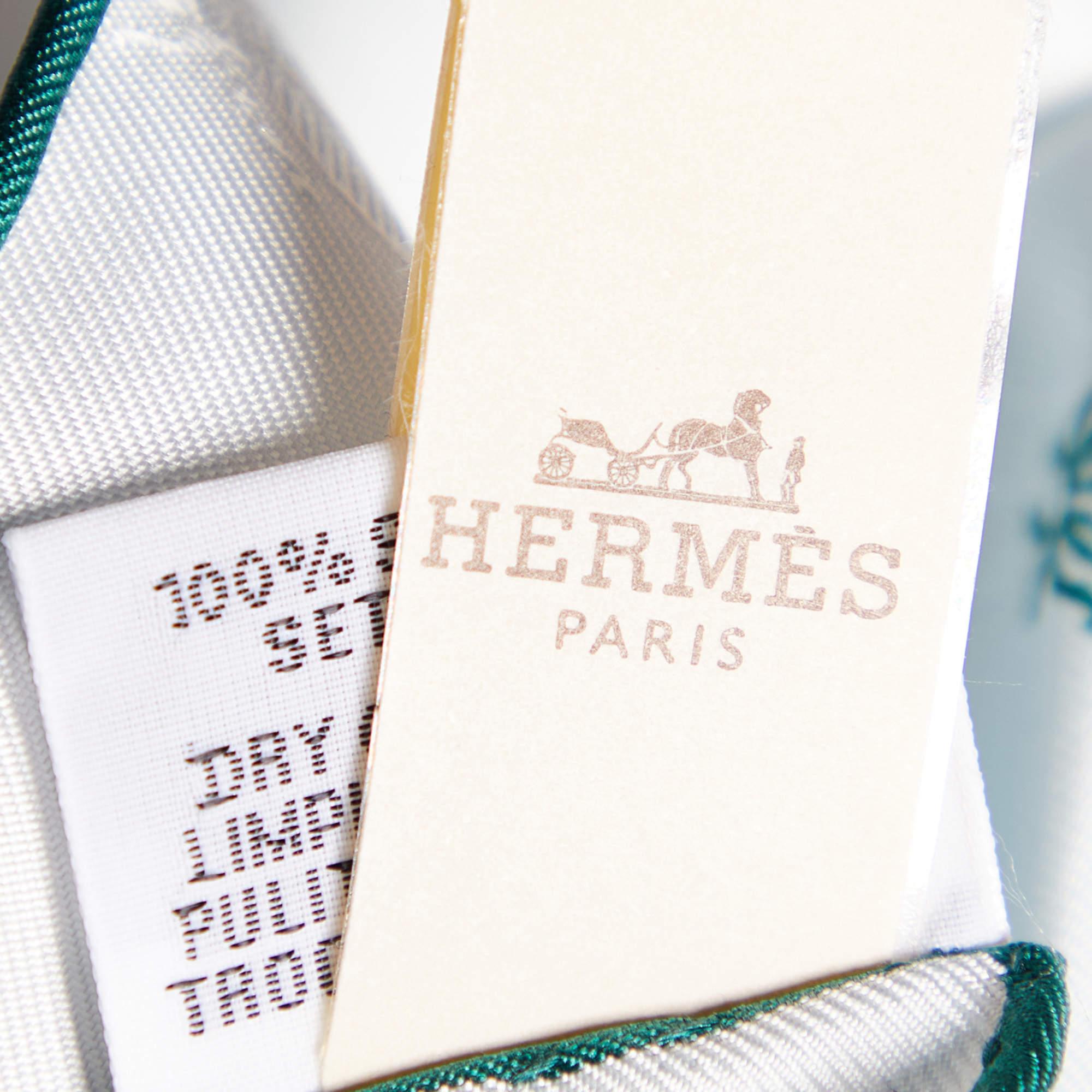 Hermès - Écharpe carrée en soie imprimée d'abeilles bleu clair Neuf à Dubai, Al Qouz 2