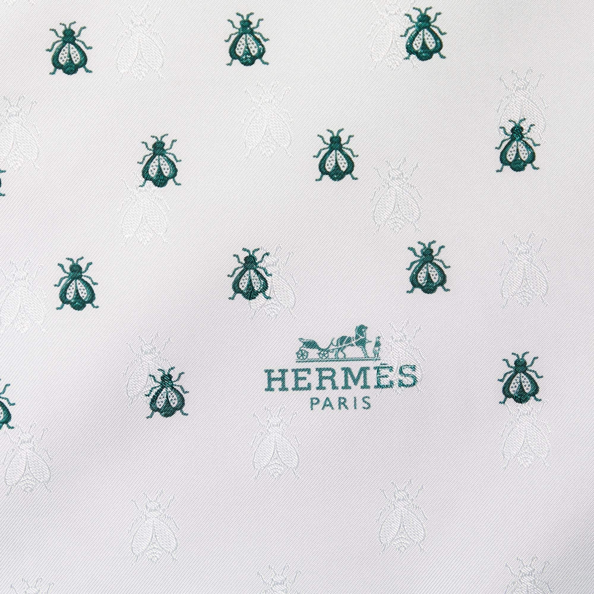  Hermès - Écharpe carr�ée en soie imprimée d'abeilles bleu clair Pour femmes 