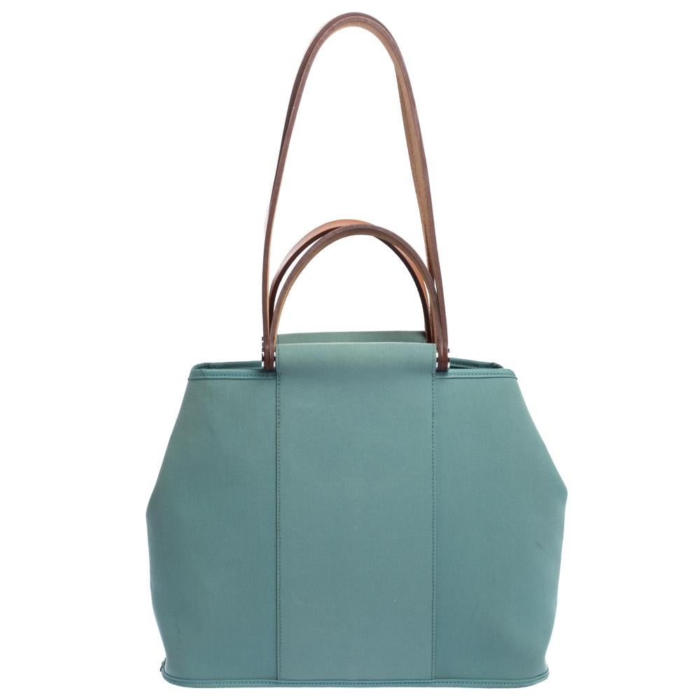 The Cabag Elan has been built to meet the demands of busy days. Designed by Hermes, this functional bag comes constructed using canvas and held by two shapely leather handles and a shoulder strap. It has a unique shape and a spacious canvas