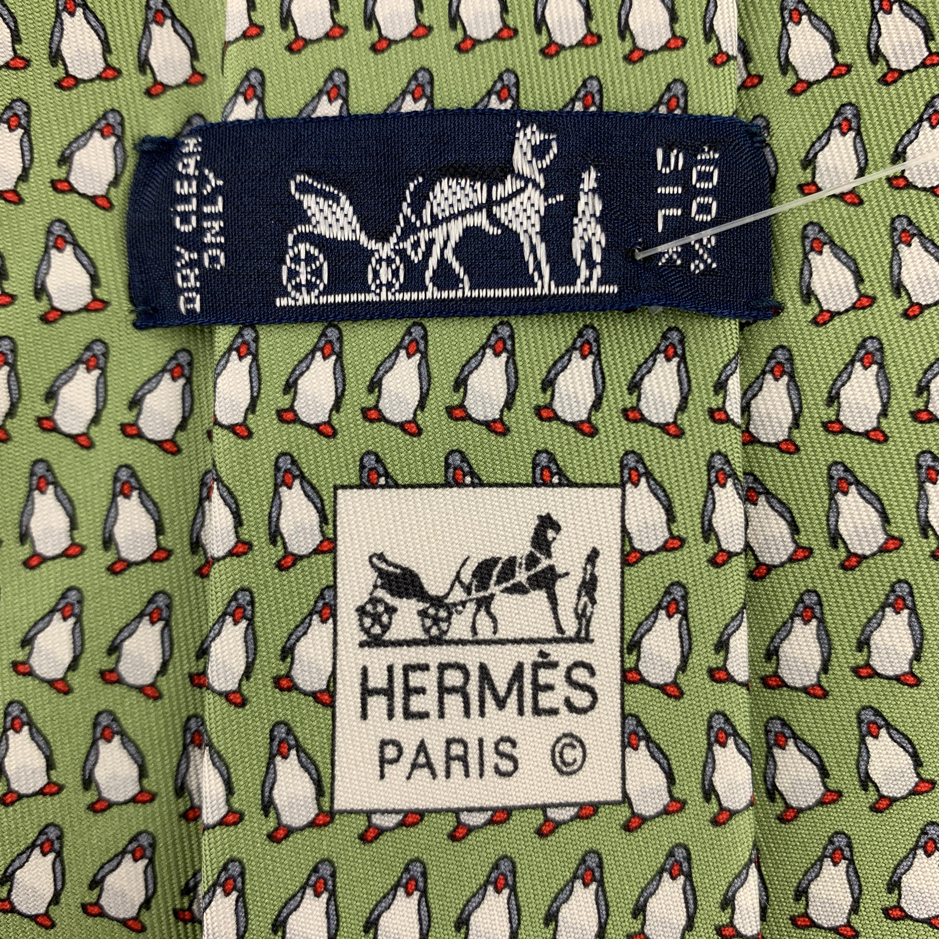 HERMES Cravate en soie imprimée Pingouin vert clair Excellent état à San Francisco, CA