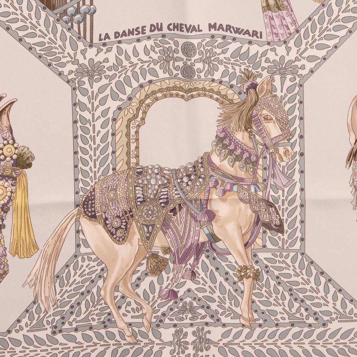 100 % authentique Hermès 'La Danse du Cheval Marwari 90' foulard par Annie Faivre en twill de soie gris clair (100 %) avec détails kaki, lilas, turquoise et marron. A été porté et est en excellent état.

Mesures
Largeur	90cm (35.1in)
Longueur	90cm
