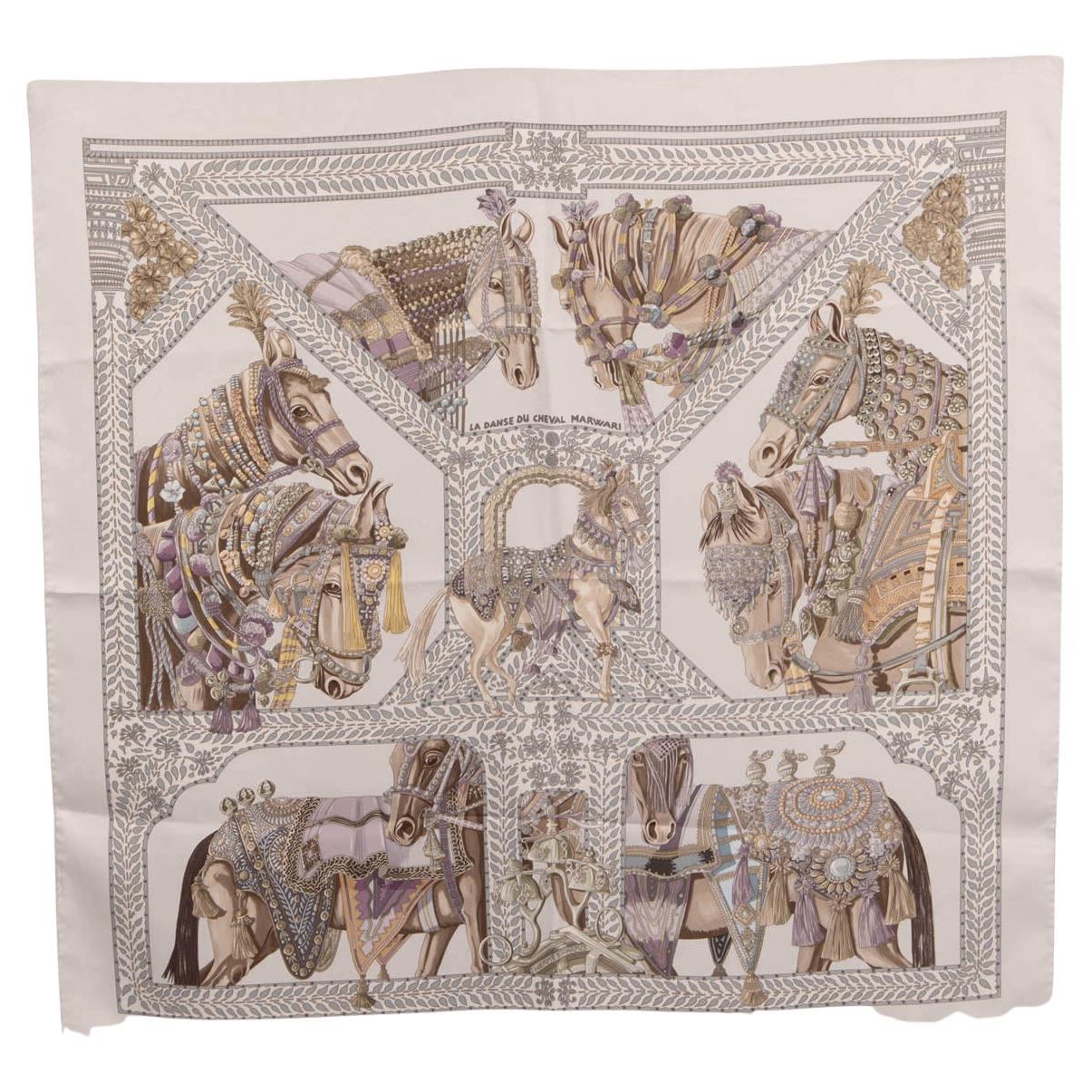 LA DANSE DU CHEVAL MARWARI 90er Twill-Schal aus hellgrauer Seide im Angebot