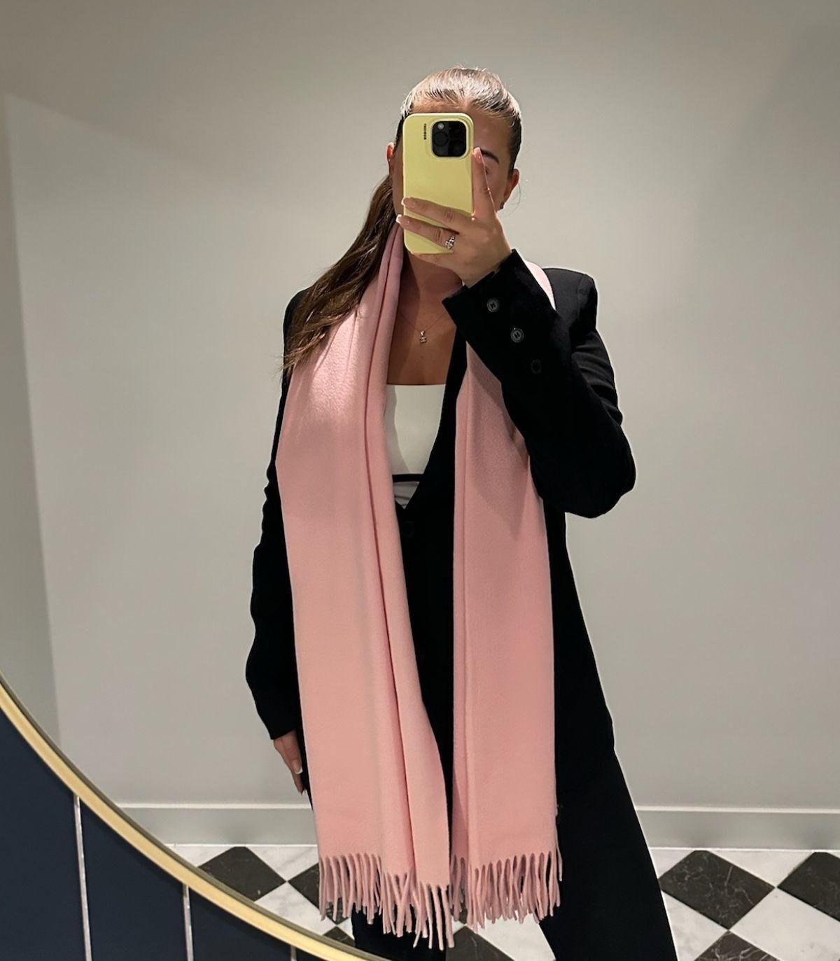 Hermès Light Pink Cashmere Embroidered Stole

Product Details
Xupes Ref: AA0342
Brand: Hermès
Model: Stole
Type: Scarf
Age: 2010's
RRP: £1,150
Colour: Pink
Material(s): Cashmere

Specification
Height: 175cm
Width: 70cm
Country of Origin: