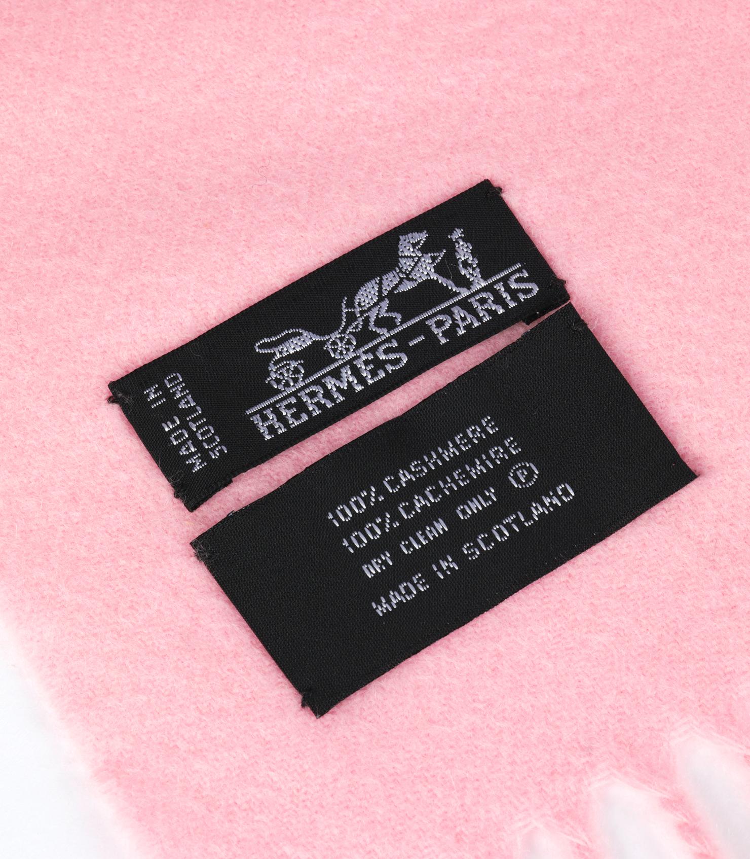 Hermès Light Pink Cashmere Embroidered Stole In condizioni ottime in vendita a Bishop's Stortford, Hertfordshire