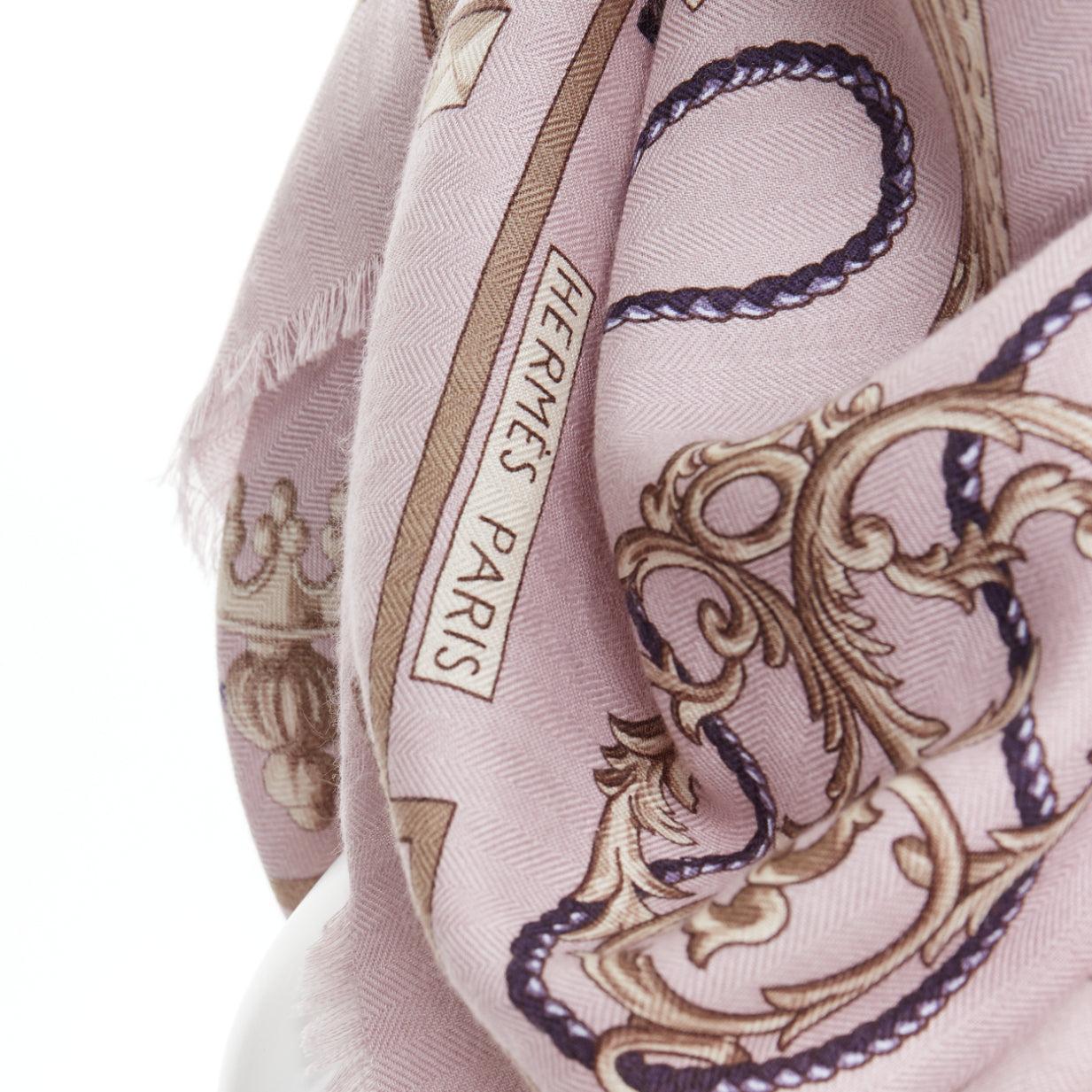 HERMES pañuelo con borde deshilachado y estampado de borlas en seda de cachemira lila
Referencia: SNKO/A00496
Marca: Hermes
Material: Cachemira, Seda
Color: Morado, Multicolor
Patrón: Impresión fotográfica
Detalles adicionales: Estampado de llaves