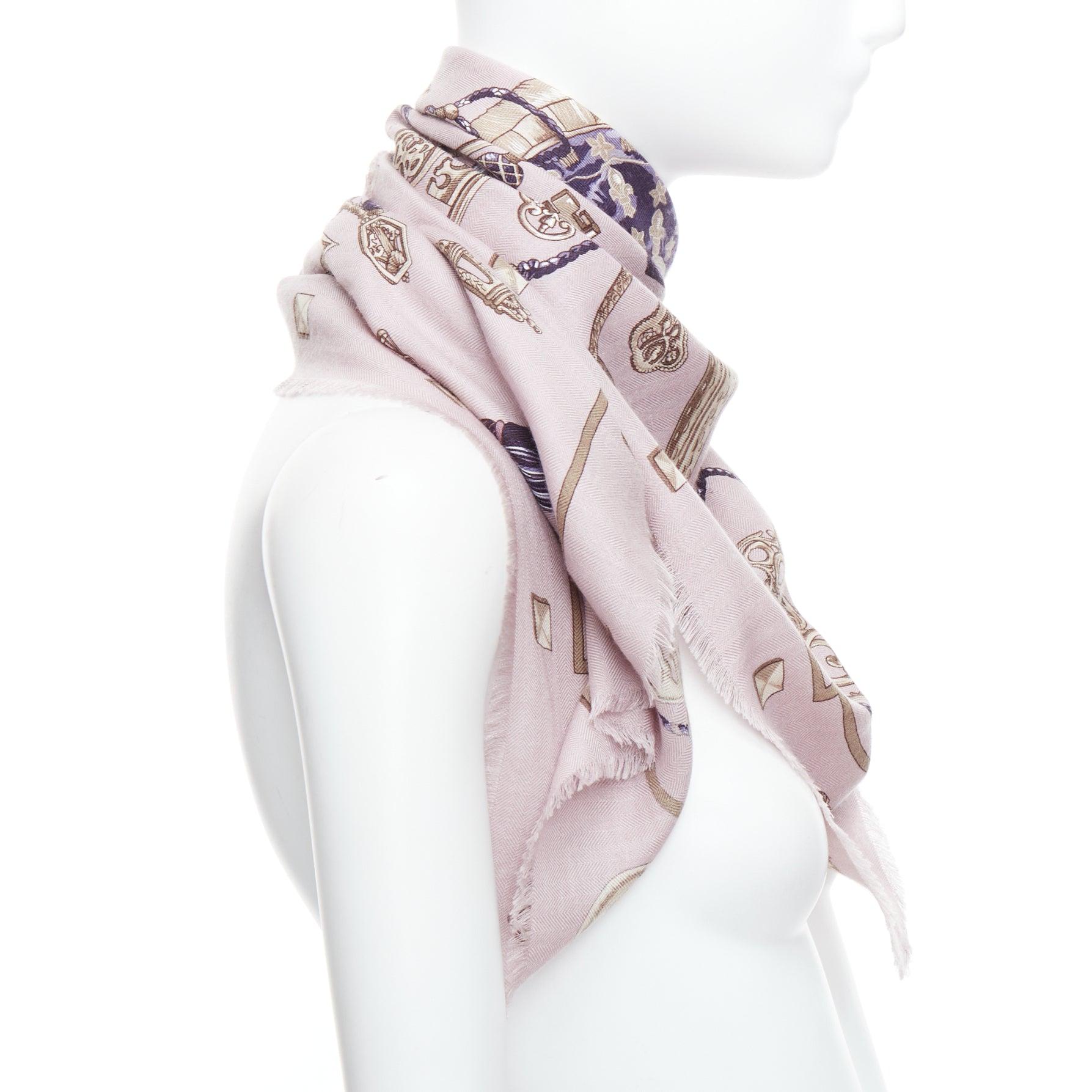 HERMES pañuelo con borde deshilachado y estampado de borlas en seda de cachemira lila en Excelente estado para la venta en Hong Kong, NT