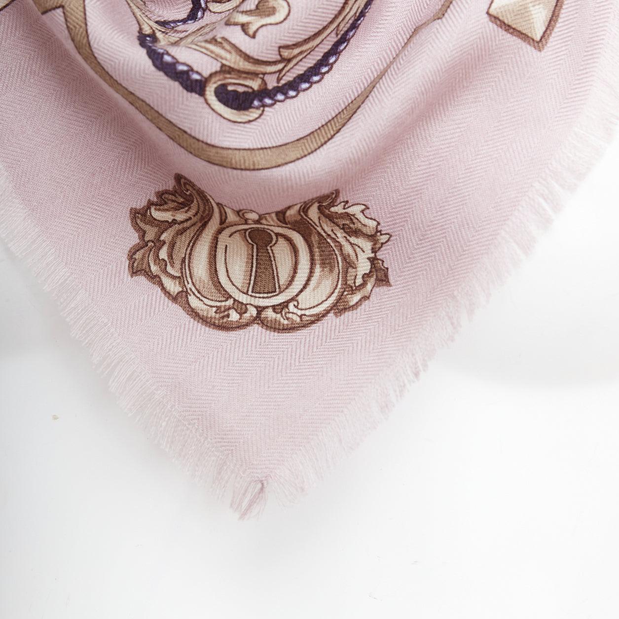 HERMES pañuelo con borde deshilachado y estampado de borlas en seda de cachemira lila en venta 2