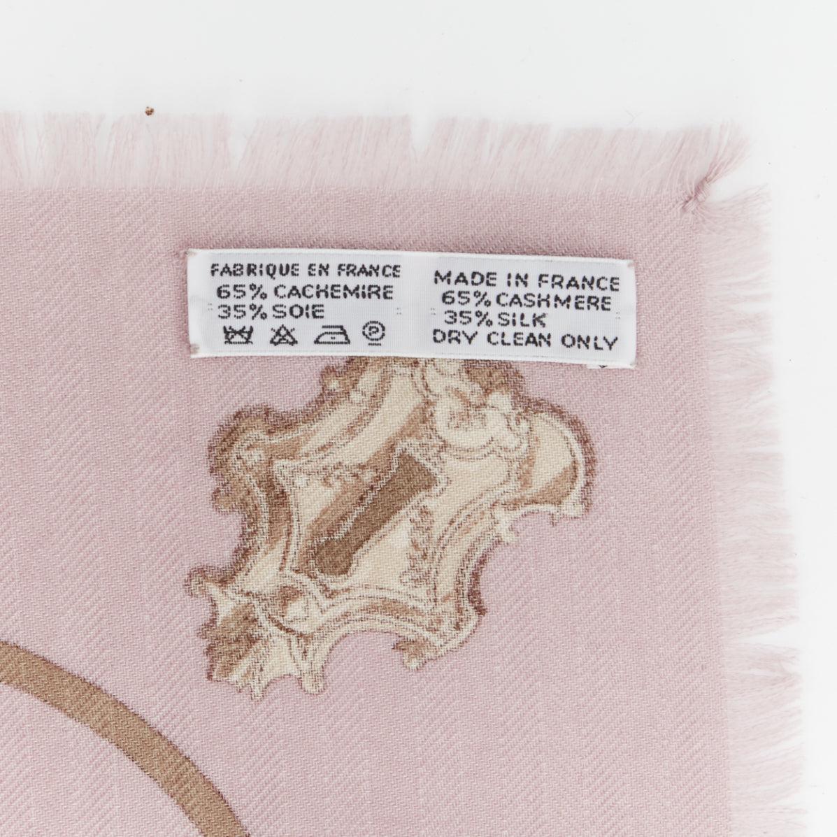 HERMES pañuelo con borde deshilachado y estampado de borlas en seda de cachemira lila en venta 3