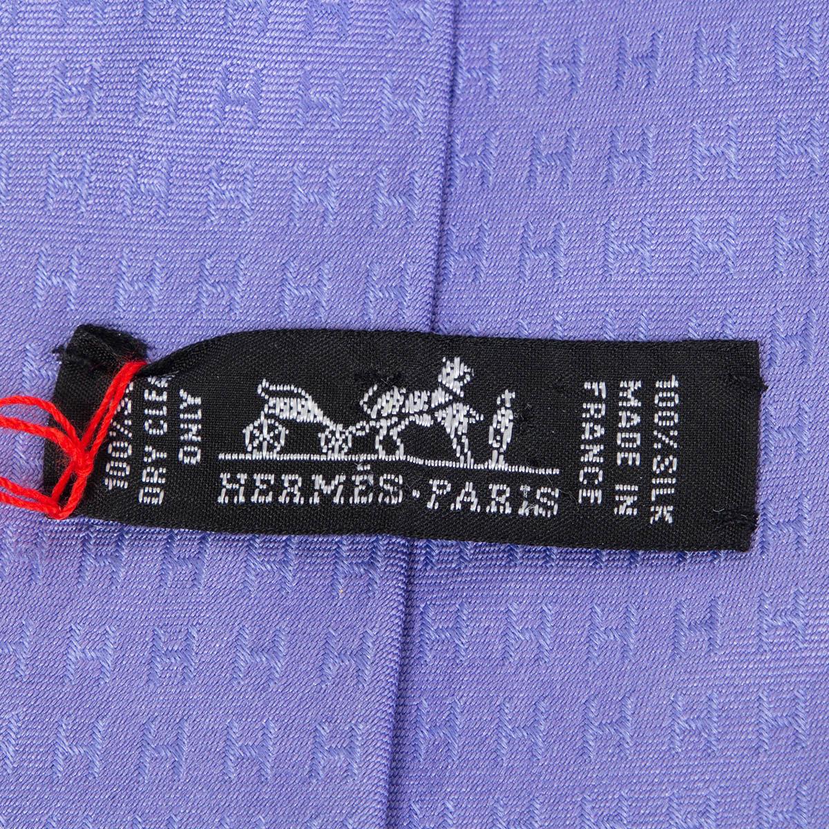 HERMES Fliederfarbene FACONNEE H Krawatte aus Seide im Zustand „Hervorragend“ in Zürich, CH