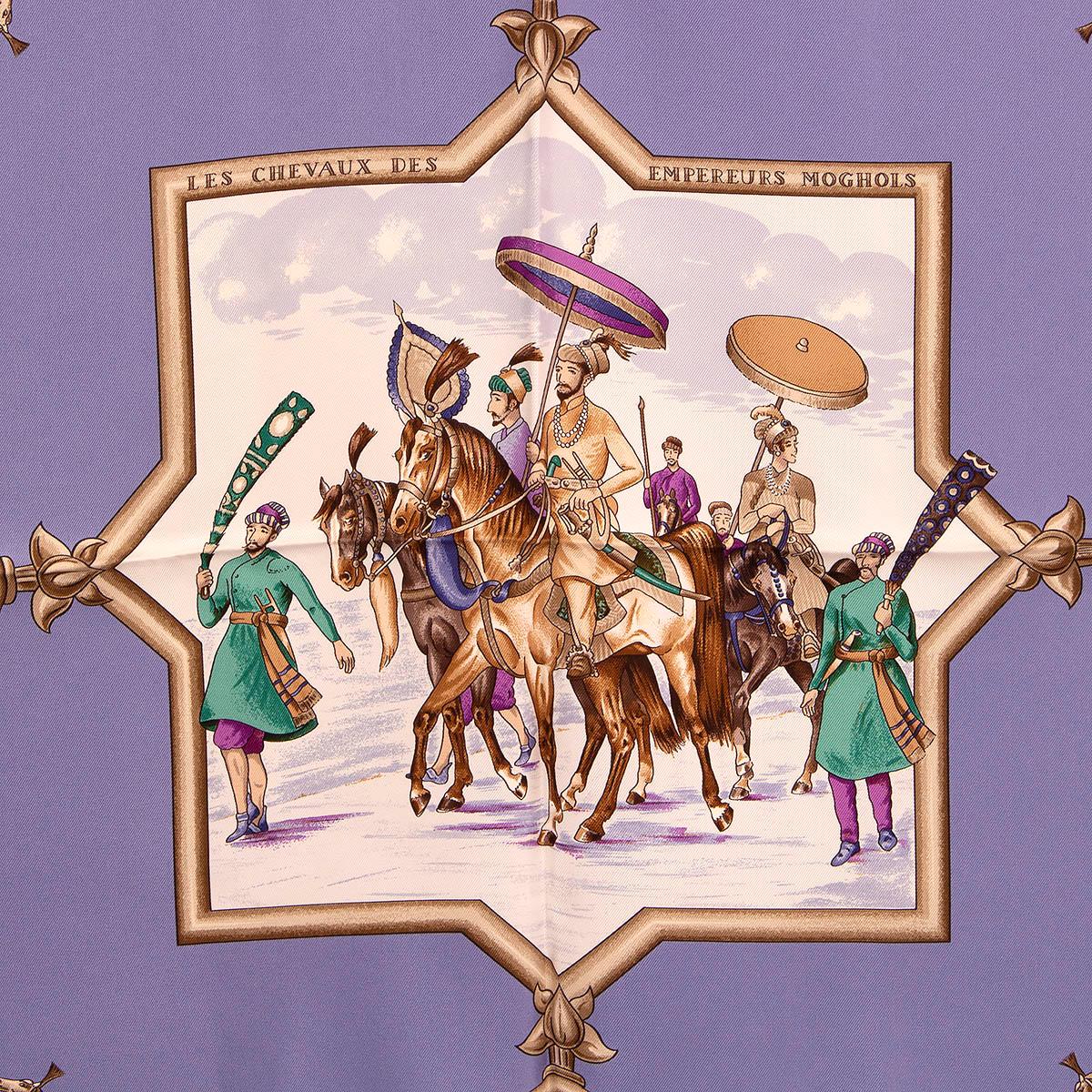 100% authentique Hermés 'Les Cheveaux des Empereurs Moghols 90' foulard par Jean de Fougerolle en twill de soie lavande (100%) avec détails beige, violet, vert et marron. A été porté et est en excellent état.

Mesures
Largeur	90cm