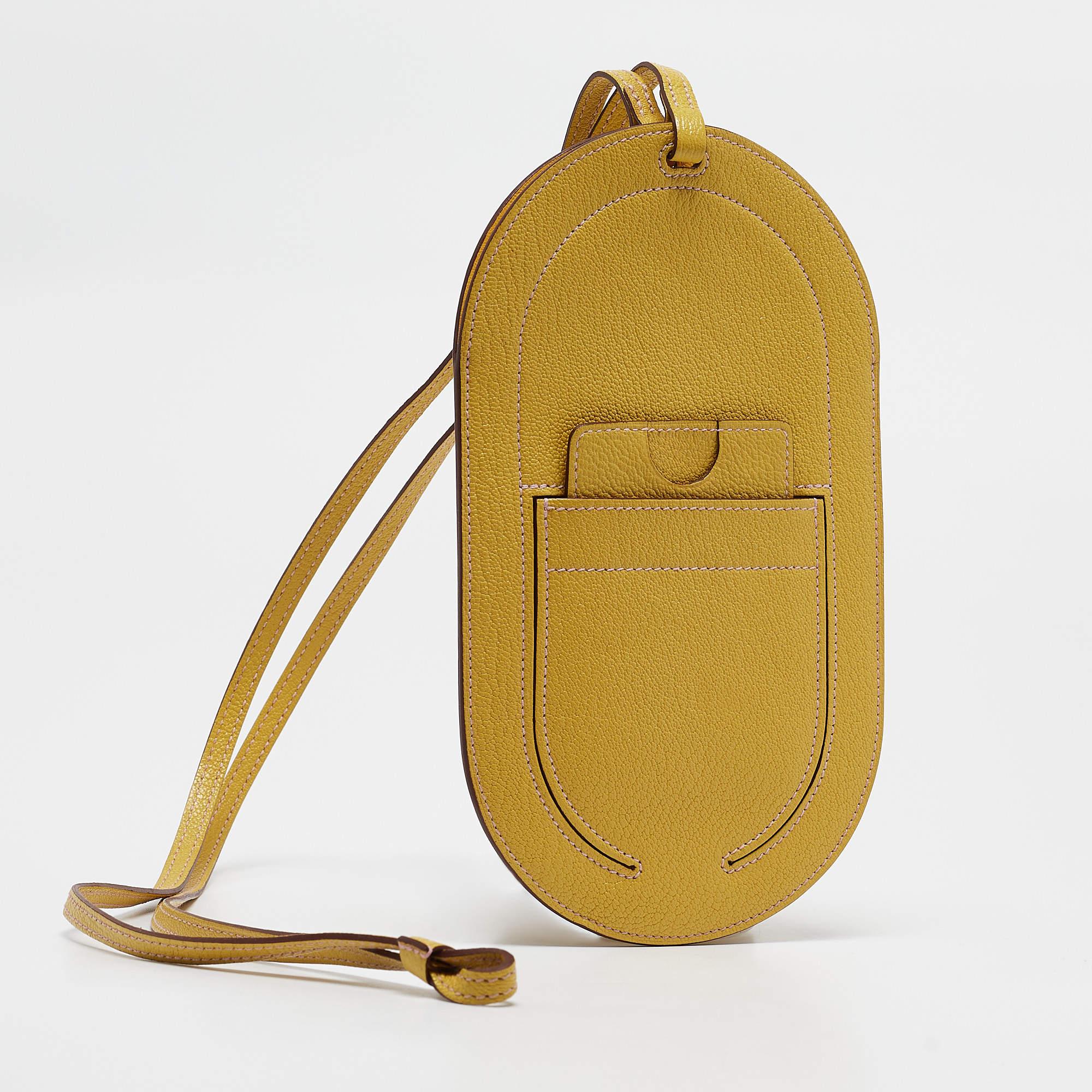 L'étui In the Loop Phone To Go GM d'Hermès allie couleurs vives et luxe. Fabriqué en cuir Chevre Mysore exquis, cet étui offre à la fois style et durabilité. Son design épuré garantit un accès facile à votre téléphone tout en le gardant en sécurité.
