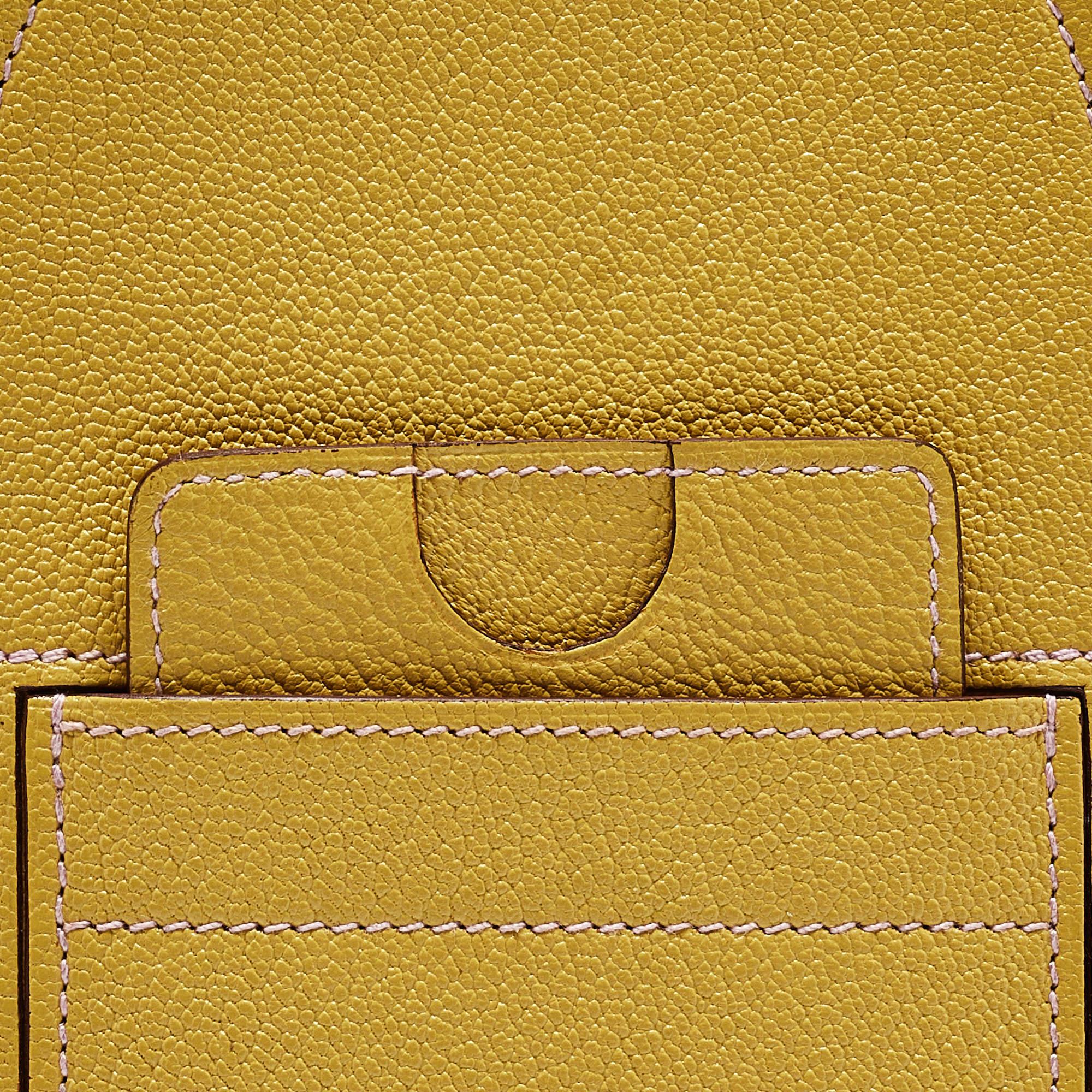 The Hermes Lime Chevre Mysore Leather In-the-Loop Phone To Go GM Case (étui à boucle pour téléphone portable) Bon état - En vente à Dubai, Al Qouz 2