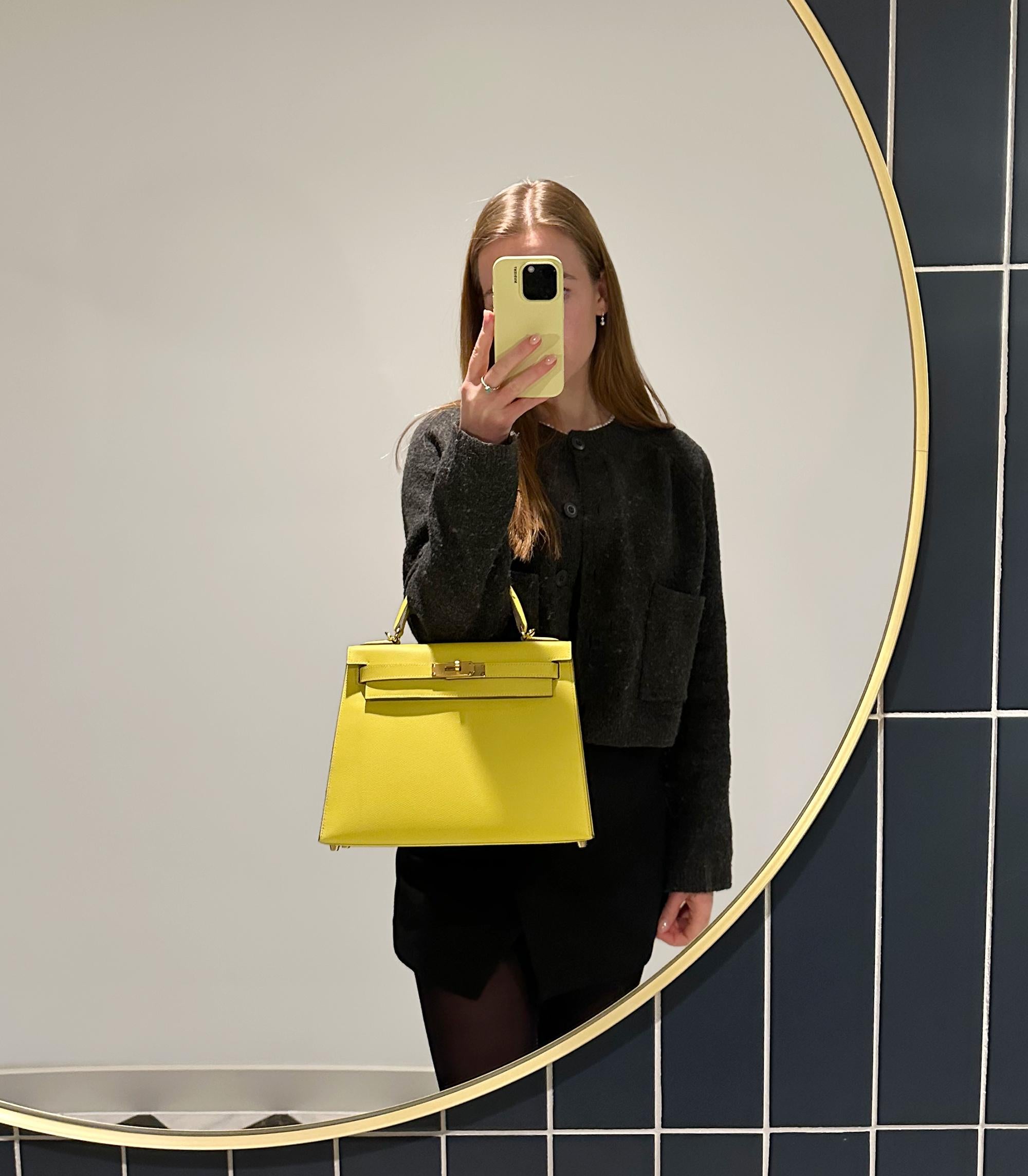 Hermès Lime Epsom Leather Kelly 28cm Sellier

Product Details
Xupes Ref: BB015
Brand: Hermès
Model: Kelly 28cm
Type: Top Handle, Shoulder
Serial Number: D
Age: 2019
Accompanied By: Hermès Dust Bag, Box, Protective Felt, Care Booklet, Padlock, Keys,