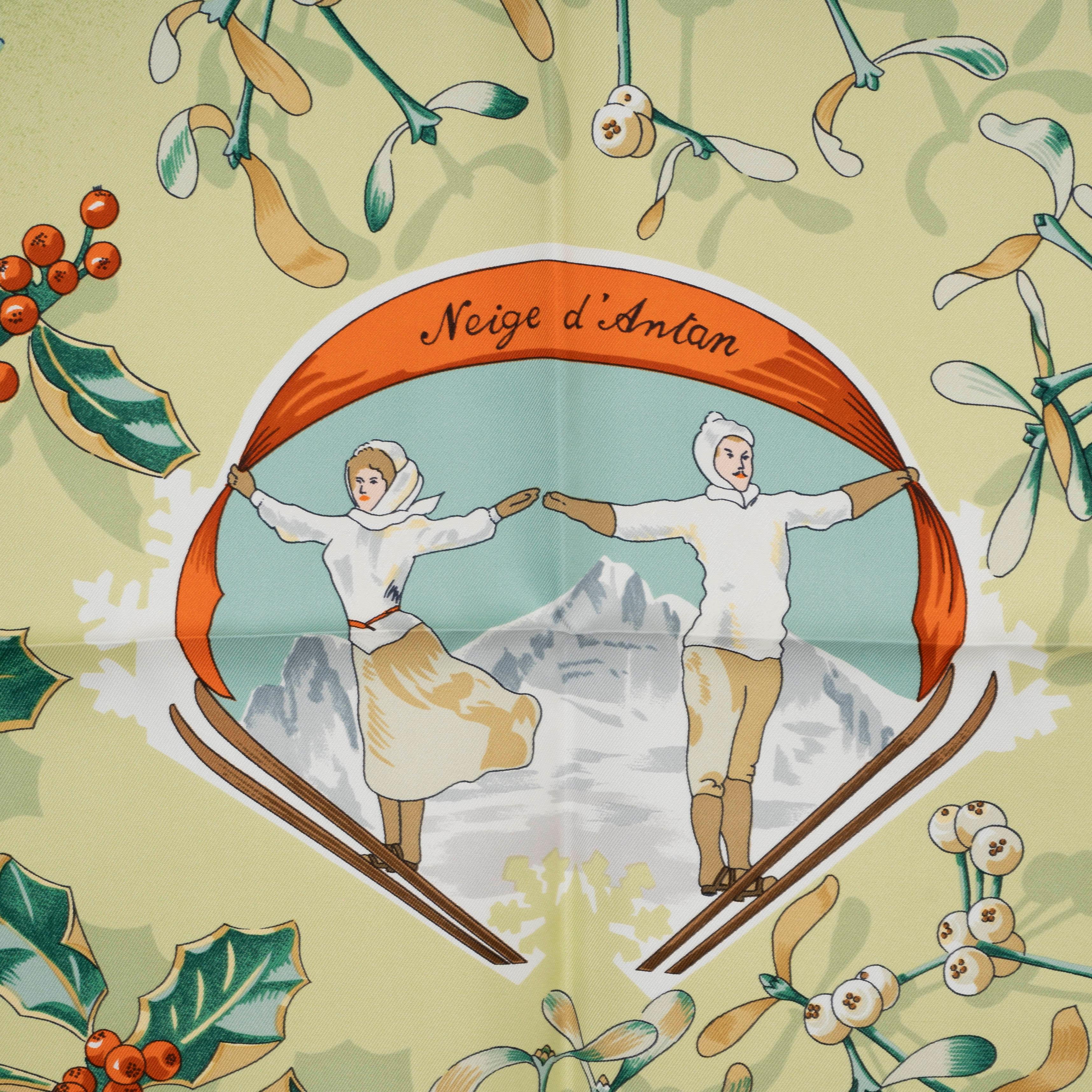 Cette écharpe Hermès 90 Neige d'Antan, vert lime et multicolore, 100 % authentique, est une belle pièce qui incarne l'art et le souci du détail d'Hermès. Confectionnée en soie luxueuse, cette écharpe Carré 90 est ornée du motif enchanteur 