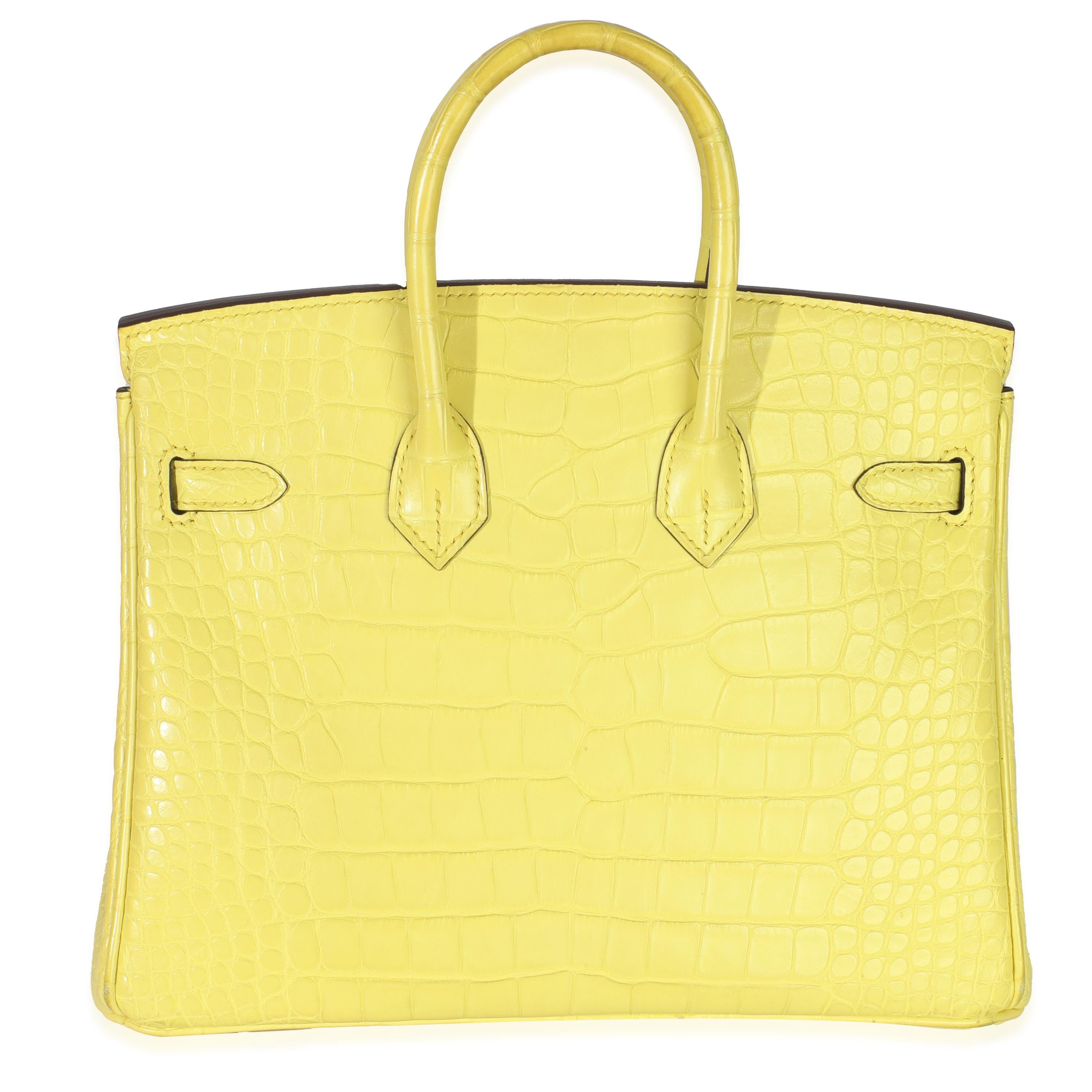 Listing Title : Hermès Lime Mississippiensis Matte Alligator Birkin 25 PHW
SKU : Z150128
Condit : Usagé 
Description de l'état : L'insaisissable sac Birkin d'Hermès a été conçu après que le directeur artistique de l'époque, Jean-Louis Dumas, ait été