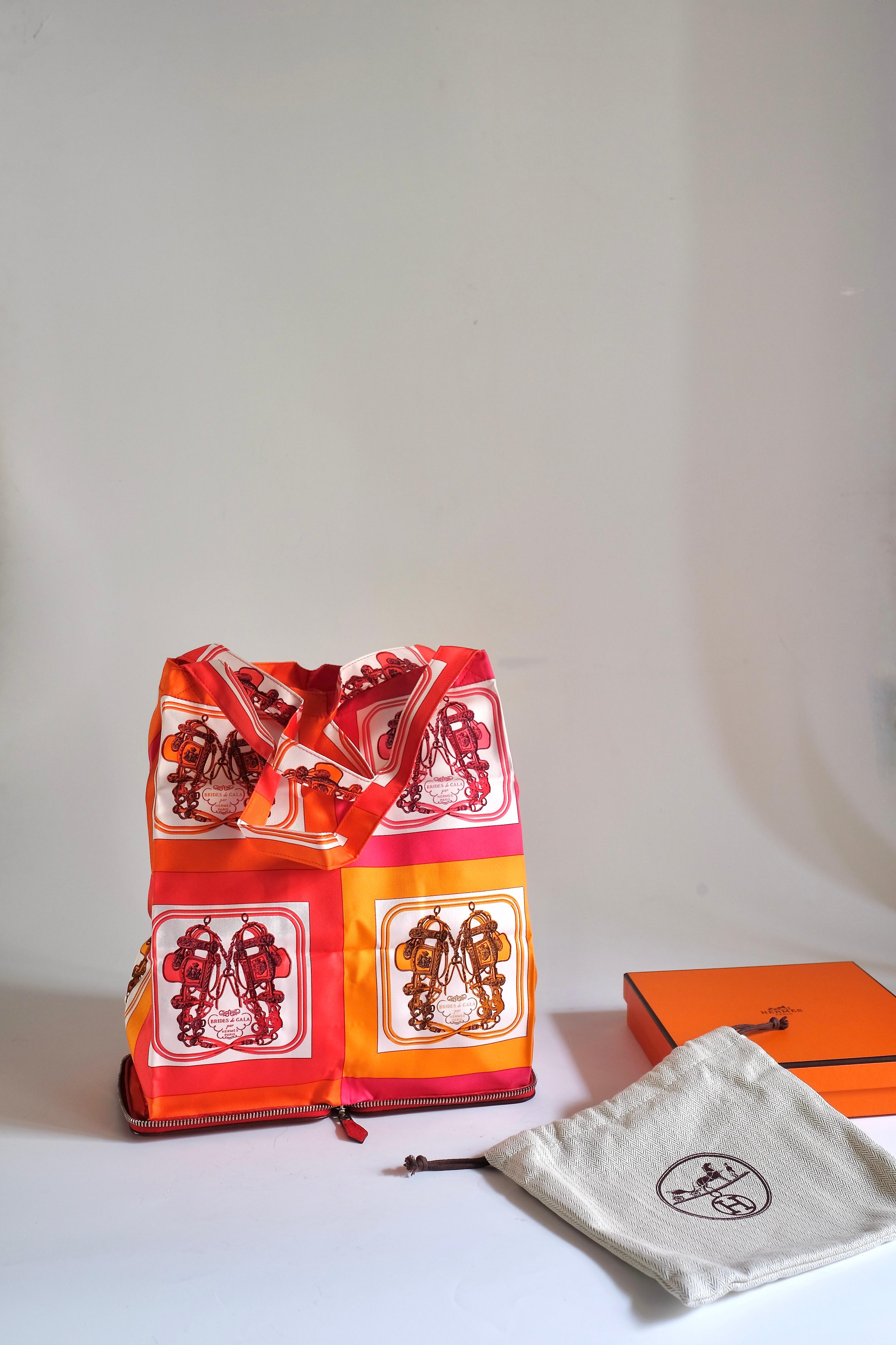 Hermès Vintage Selection by Corrado Luxury - Magnifique sac en soie Modèle Silk Pop qui n'est plus en production il s'agit d'un modèle 2008 ( marque sur le cuir avec la lettre L sur le carré ). Le motif est celui de l'emblématique Carrè 