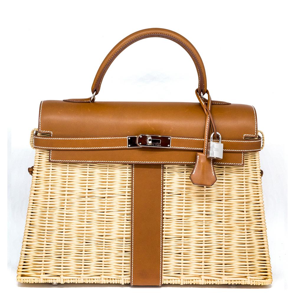 Crafted in France, this extremely rare and highly sought over Kelly Picnic bag from Hermès is a true testament to the quality of the house's craftsmanship, exuding timeless style and elegance. 35cm in size, this unique piece features a distinctive