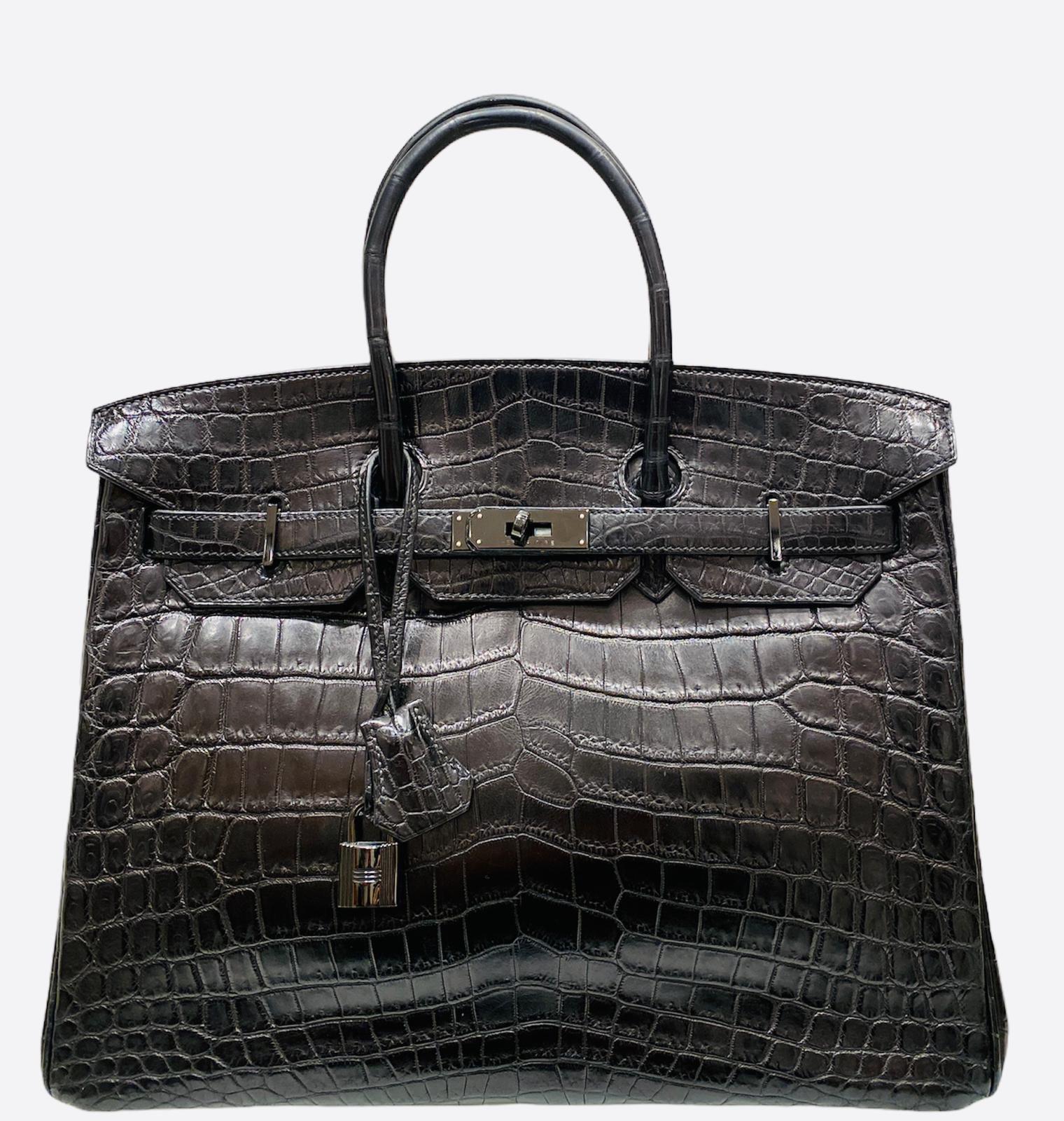 Sac Birkin 35 Matte So Black Nilo Crocodile, year 2010 stamp N Square 
Dust-bag Clochette and key included .It is carried by hand,
A beautiful piece rare and hard to find.
Dimensions 35 x 25 x 15 cm 